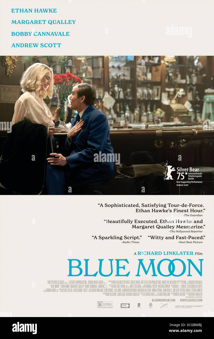 Blue Moon (2025) réalisé par Richard Linklater et mettant en vedette Ethan Hawke, Margaret Qualley et Bobby Cannavale. Lors de la soirée d’ouverture de l’Oklahoma ! En 1943, l’auteur-compositeur Lorenz Hart lutte contre l’alcoolisme et perd son partenariat alors qu’il tient la cour à Sardi’s, réfléchissant sur l’art, l’amour et l’héritage. Affiche AMÉRICAINE À une feuille POUR USAGE ÉDITORIAL UNIQUEMENT. Crédit : BFA / Sony Pictures Classics Banque D'Images