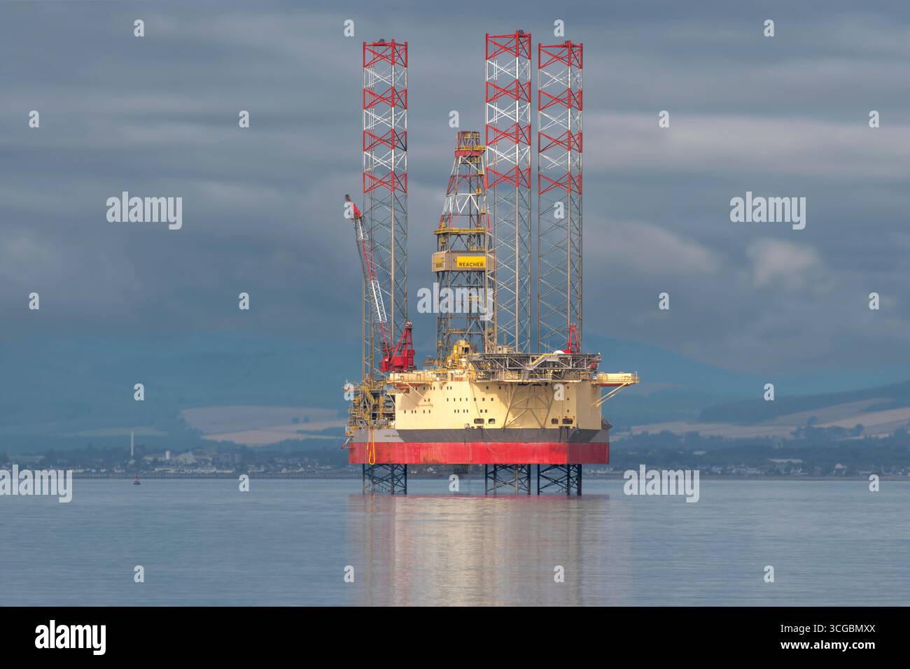 Cromarty Ross et Cromarty Écosse vue tôt le matin de la plate-forme pétrolière déclassée ou de la plate-forme Noble Reacher dans le Firth Banque D'Images