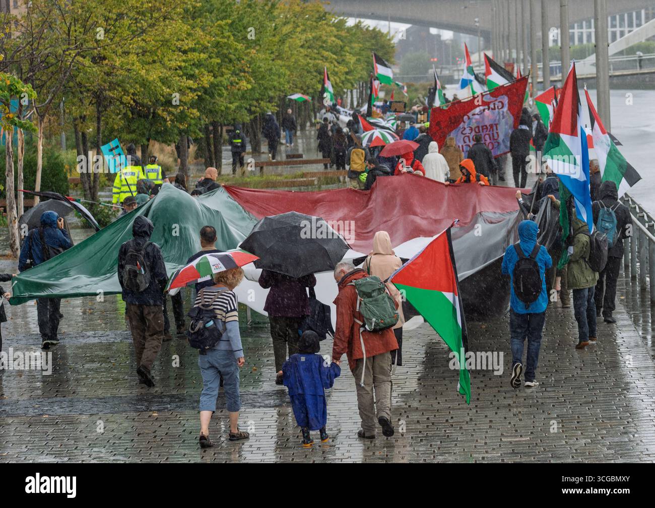 Glasgow, Royaume-Uni. 27 août 2025. Les travailleurs de Barclays protestent avec des militants pro-palestiniens et des syndicats devant le siège, avec des pancartes disant "lâcher des obligations, pas des bombes" exigeant que Barclays se désengage des obligations du gouvernement israélien. Crédit : Richard Gass/Alamy Live News Banque D'Images