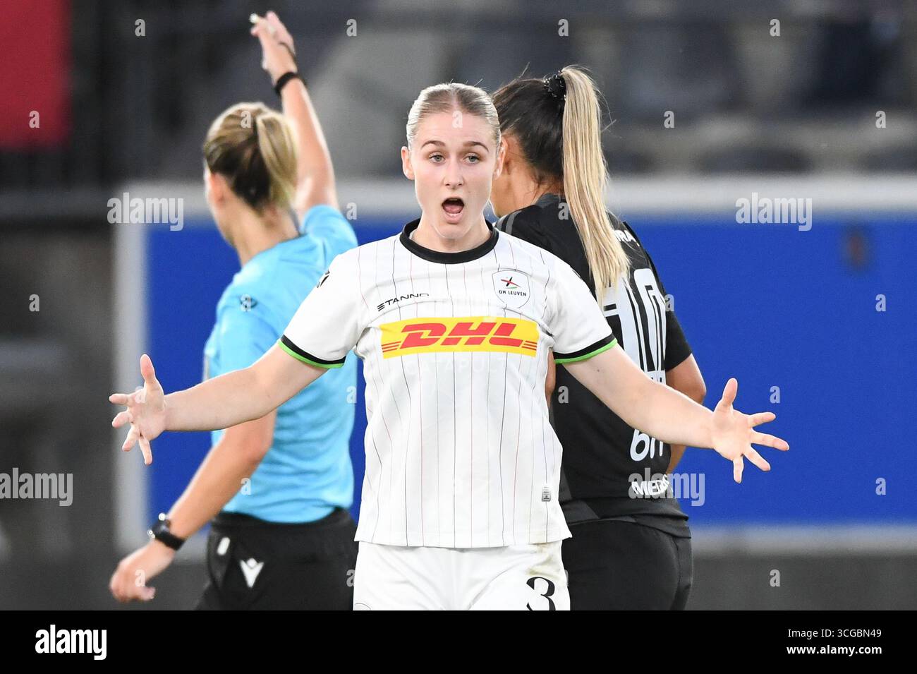 Leuven, Belgique. 27 août 2025. Kim Everaerts, une femme de l'OHL, semble abattue lors d'un match de football entre Oud-Heverlee Louvain Women et le BosnieHerzégovine SFK 2000 Sarajevo, mercredi 27 août 2025 à Louvain, le premier match du tournoi de qualification pour la compétition de l'UEFA Champions League. BELGA PHOTO JILL DELSAUX crédit : Belga News Agency/Alamy Live News Banque D'Images