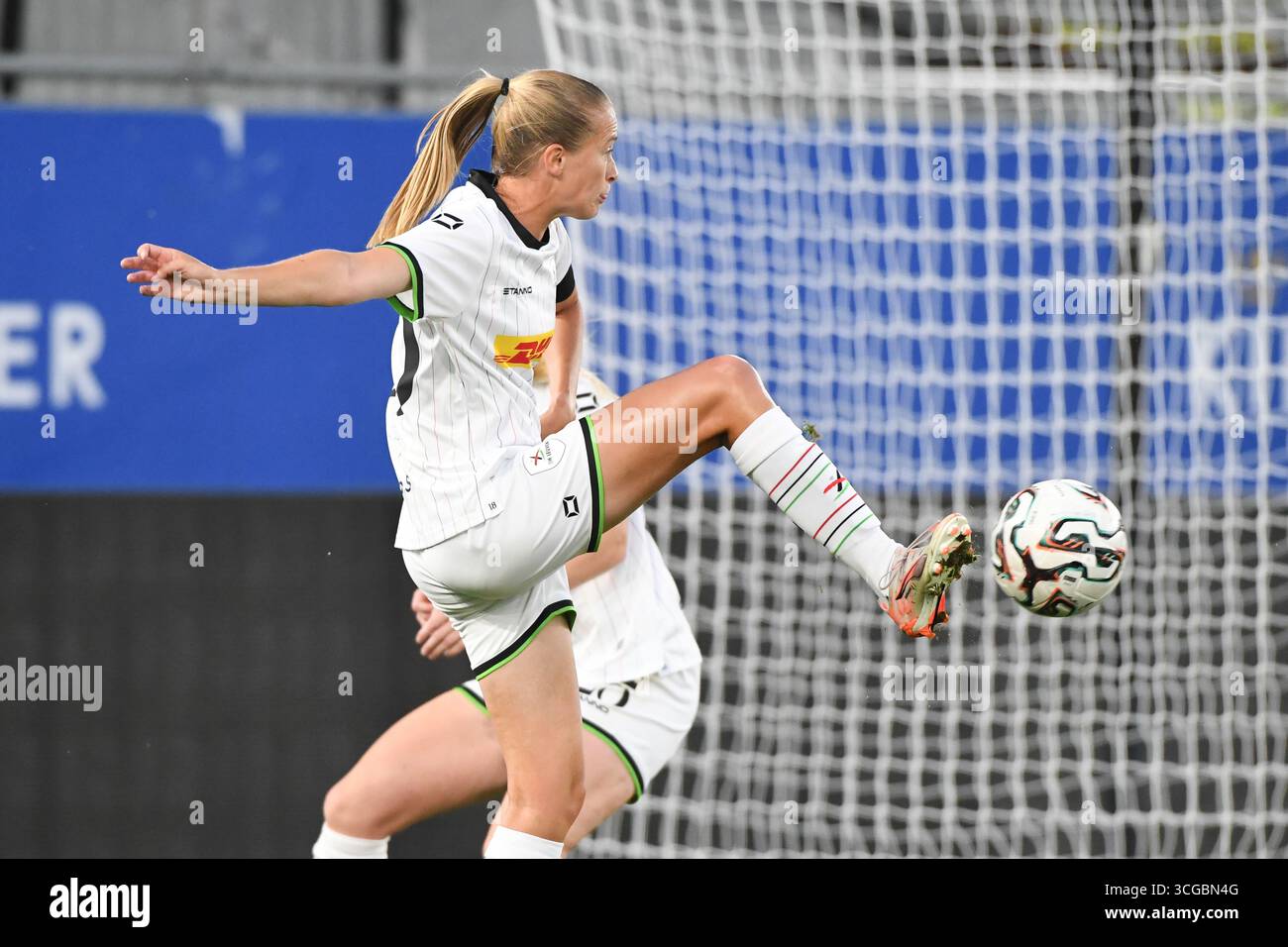 Leuven, Belgique. 27 août 2025. Julie Biesmans, femme de l'OHL, photographiée en action lors d'un match de football entre Oud-Heverlee Louvain Women et le SFK 2000 Sarajevo de Bosnie-Herzégovine, mercredi 27 août 2025 à Louvain, le premier match du tournoi de qualification pour la compétition de l'UEFA Champions League. BELGA PHOTO JILL DELSAUX crédit : Belga News Agency/Alamy Live News Banque D'Images