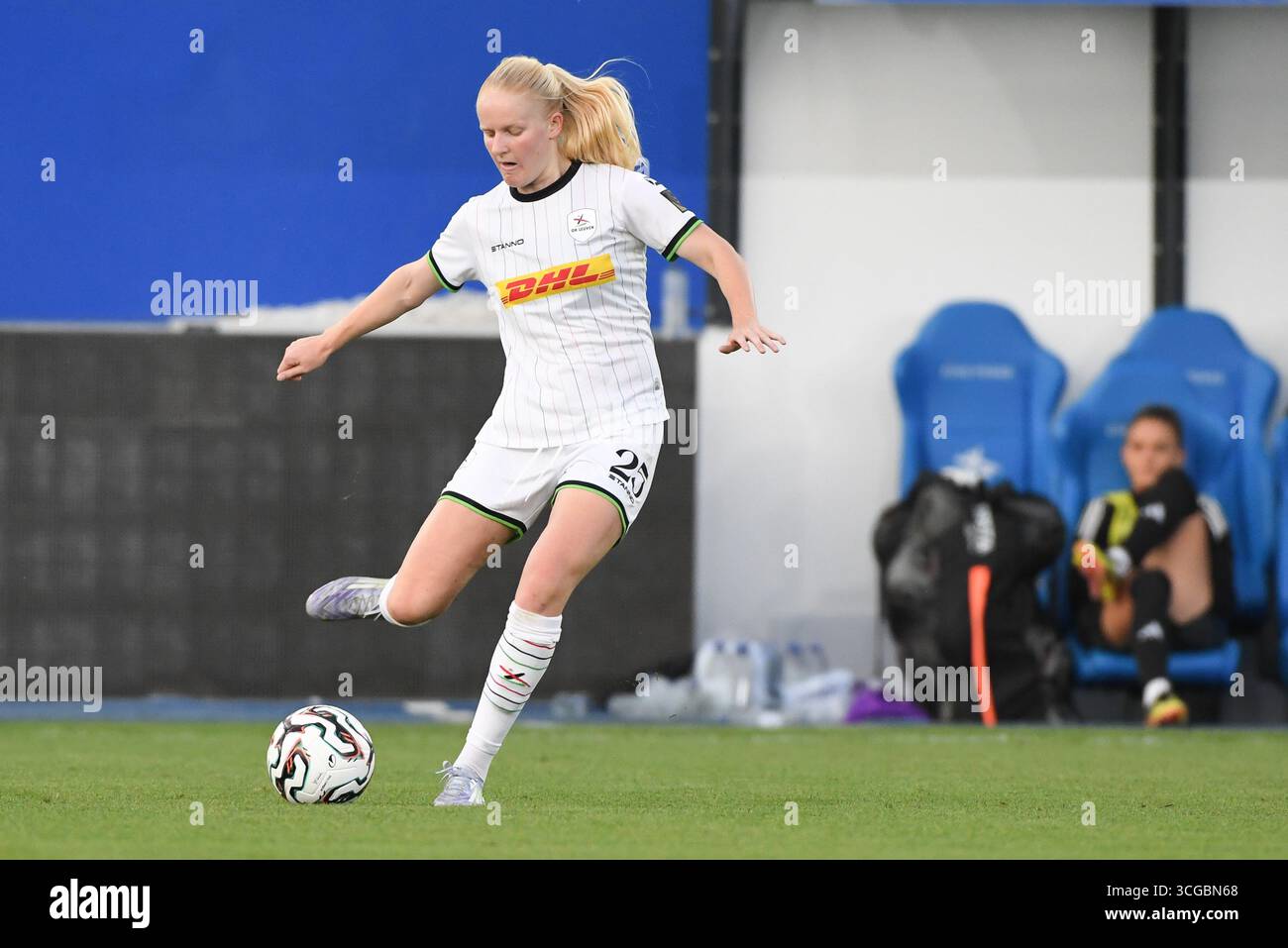 Leuven, Belgique. 27 août 2025. La Linde Veefkind féminine de l'OHL photographiée en action lors d'un match de football entre Oud-Heverlee Louvain Women et la BosnieHerzégovine SFK 2000 Sarajevo, mercredi 27 août 2025 à Louvain, le premier match du tournoi de qualification pour la compétition de l'UEFA Champions League. BELGA PHOTO JILL DELSAUX crédit : Belga News Agency/Alamy Live News Banque D'Images