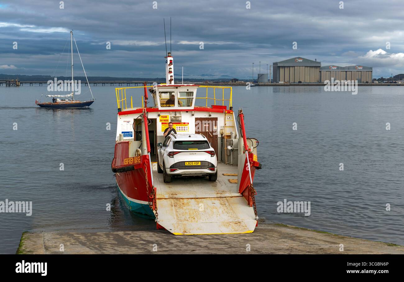 Cromarty Ross et Cromarty Écosse Nigg Ferry Renfrew Rose chargement d'une voiture à partir de la cale Banque D'Images