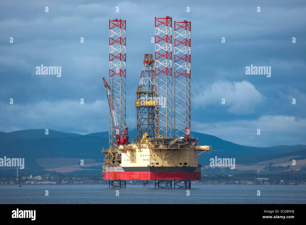 Cromarty Ross et Cromarty Scotland ensoleillent sur la plate-forme pétrolière déclassée ou plate-forme Noble Reacher dans le Firth Banque D'Images
