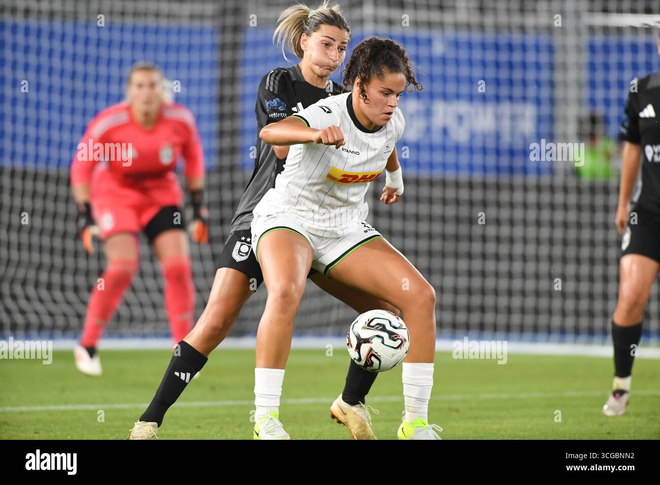 Leuven, Belgique. 27 août 2025. Les femmes Jada Conijnenberg de l'OHL et Miljana Smiljkovic de la SFK photographiées en action lors d'un match de football entre les femmes Oud-Heverlee Louvain et le BosnieHerzégovine SFK 2000 Sarajevo, mercredi 27 août 2025 à Louvain, le premier match du tournoi de qualification pour la Ligue des champions de l'UEFA. BELGA PHOTO JILL DELSAUX crédit : Belga News Agency/Alamy Live News Banque D'Images