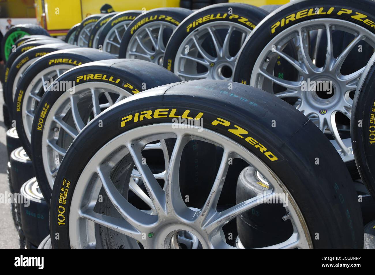 Mugello, Italie - 27 octobre 2007 : pneus Pirelli sur jantes en alliage d'argent dans le paddock lors de l'événement des Ferrari Racing Days année 2007 au Mugel Banque D'Images