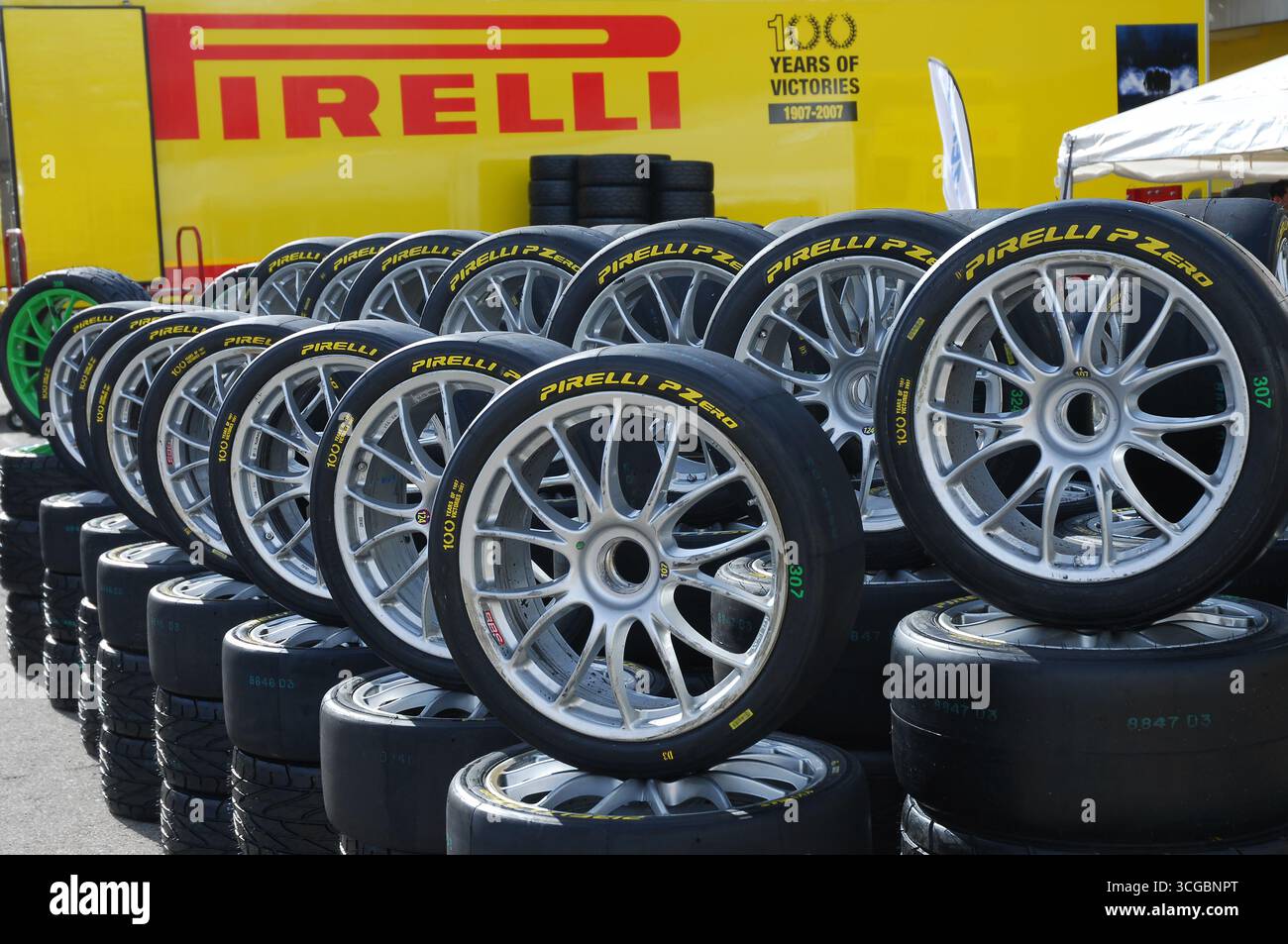 Mugello, Italie - 27 octobre 2007 : pneus Pirelli sur jantes en alliage d'argent dans le paddock lors de l'événement des Ferrari Racing Days année 2007 au Mugel Banque D'Images