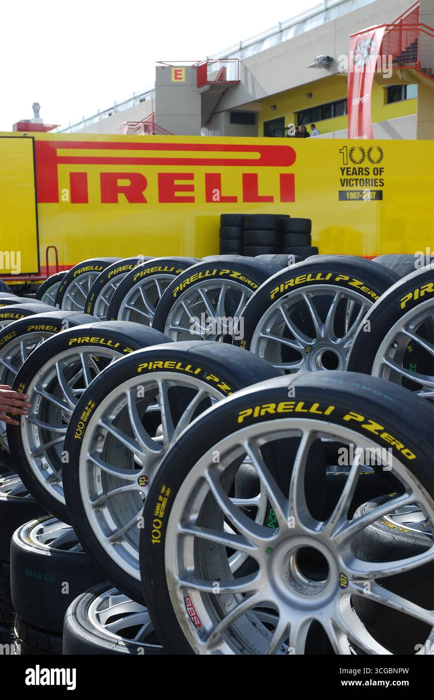 Mugello, Italie - 27 octobre 2007 : pneus Pirelli sur jantes en alliage d'argent dans le paddock lors de l'événement des Ferrari Racing Days année 2007 au Mugel Banque D'Images