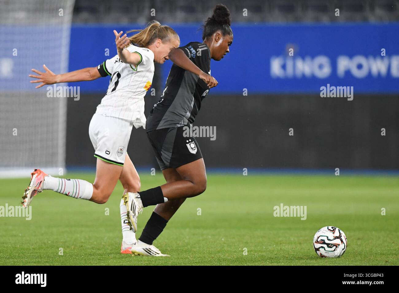 Leuven, Belgique. 27 août 2025. Julie Biesmans, femmes de l'OHL, et Tamara Bojat, de la SFK, photographiées en action lors d'un match de football entre Oud-Heverlee Louvain Women et le SFK 2000 Sarajevo de Bosnie-Herzégovine, mercredi 27 août 2025 à Louvain, le premier match du tournoi de qualification pour la compétition de l'UEFA Champions League. BELGA PHOTO JILL DELSAUX crédit : Belga News Agency/Alamy Live News Banque D'Images