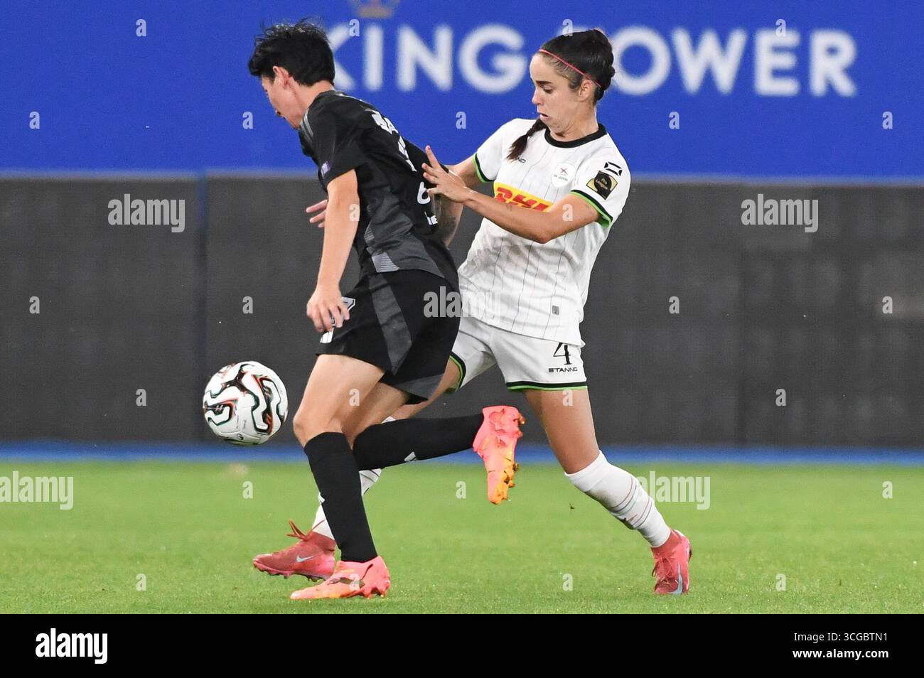 Leuven, Belgique. 27 août 2025. Amela Krso de la SFK et Virag Nagy féminine de l'OHL photographiées en action lors d'un match de football entre Oud-Heverlee Louvain Women et le SFK 2000 Sarajevo de Bosnie-Herzégovine, mercredi 27 août 2025 à Louvain, le premier match du tournoi de qualification pour la compétition de l'UEFA Champions League. BELGA PHOTO JILL DELSAUX crédit : Belga News Agency/Alamy Live News Banque D'Images