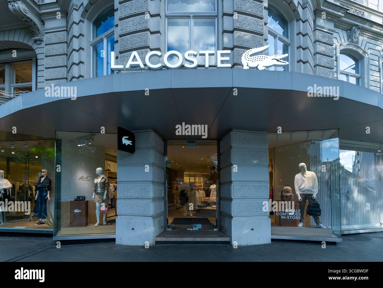 Magasin Lacoste sur Kurfürstendamm, Berlin, avec son logo crocodile signature au-dessus d'une entrée de boutique patrimoniale. Banque D'Images