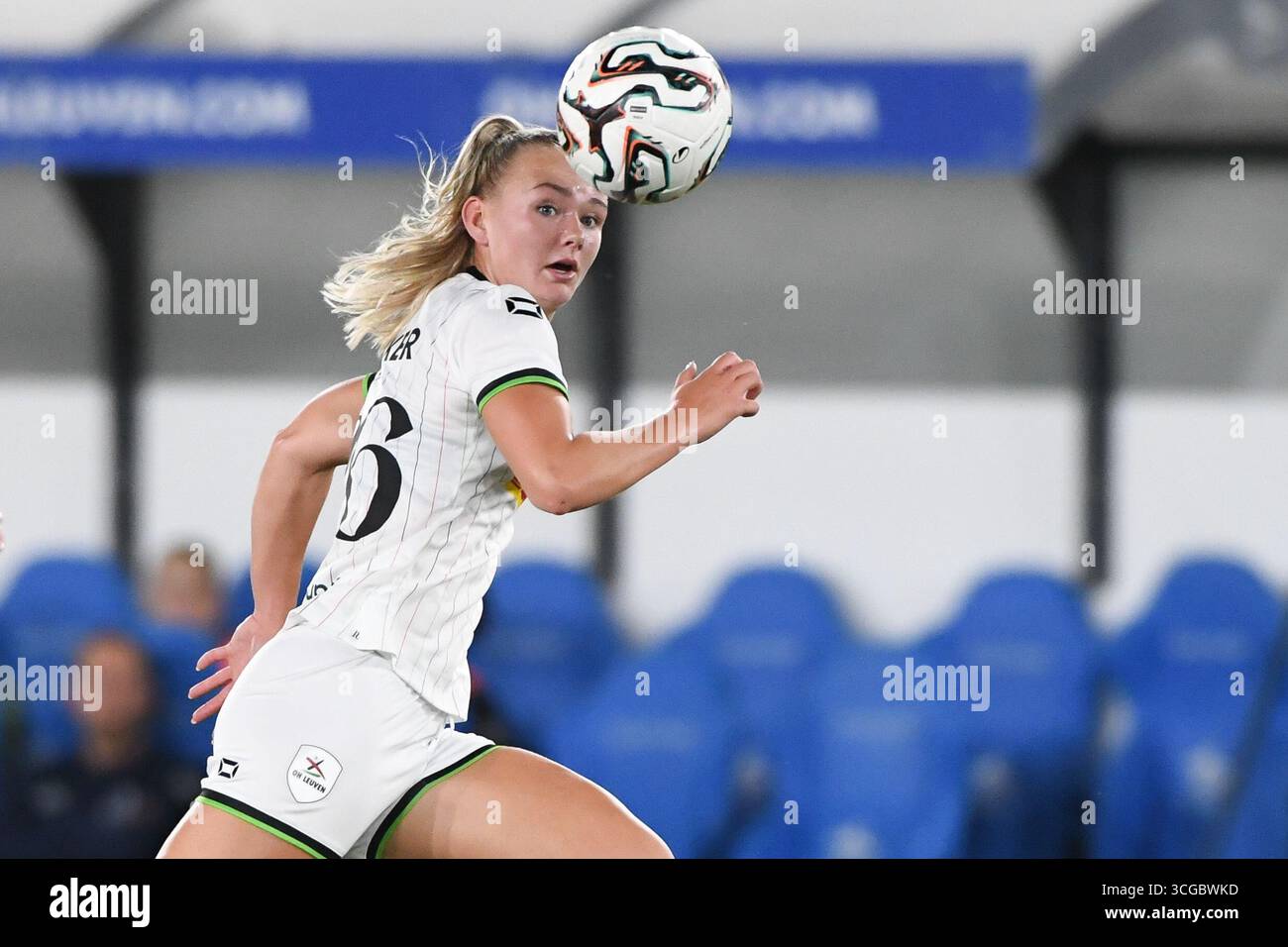 Leuven, Belgique. 27 août 2025. Isabella Dekker féminine de l'OHL photographiée en action lors d'un match de football entre Oud-Heverlee Louvain Women et le SFK 2000 Sarajevo de Bosnie-Herzégovine, mercredi 27 août 2025 à Louvain, le premier match du tournoi de qualification pour la compétition de l'UEFA Champions League. BELGA PHOTO JILL DELSAUX crédit : Belga News Agency/Alamy Live News Banque D'Images