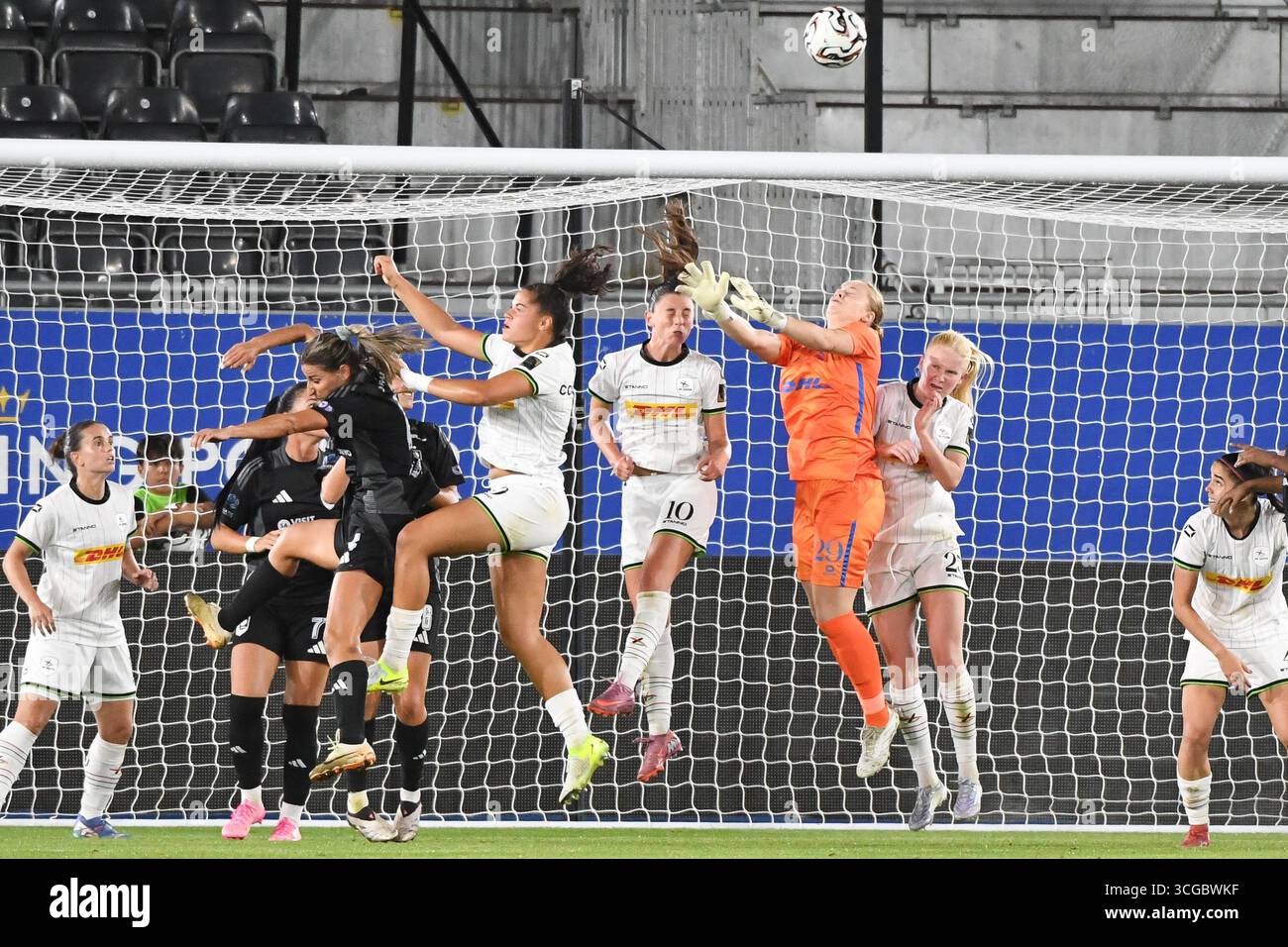 Leuven, Belgique. 27 août 2025. Lowiese Seynhaeve, gardienne féminine de l'OHL, photographiée en action lors d'un match de football entre Oud-Heverlee Louvain Women et le SFK 2000 Sarajevo de Bosnie-Herzégovine, mercredi 27 août 2025 à Louvain, le premier match du tournoi de qualification pour la compétition de l'UEFA Champions League. BELGA PHOTO JILL DELSAUX crédit : Belga News Agency/Alamy Live News Banque D'Images