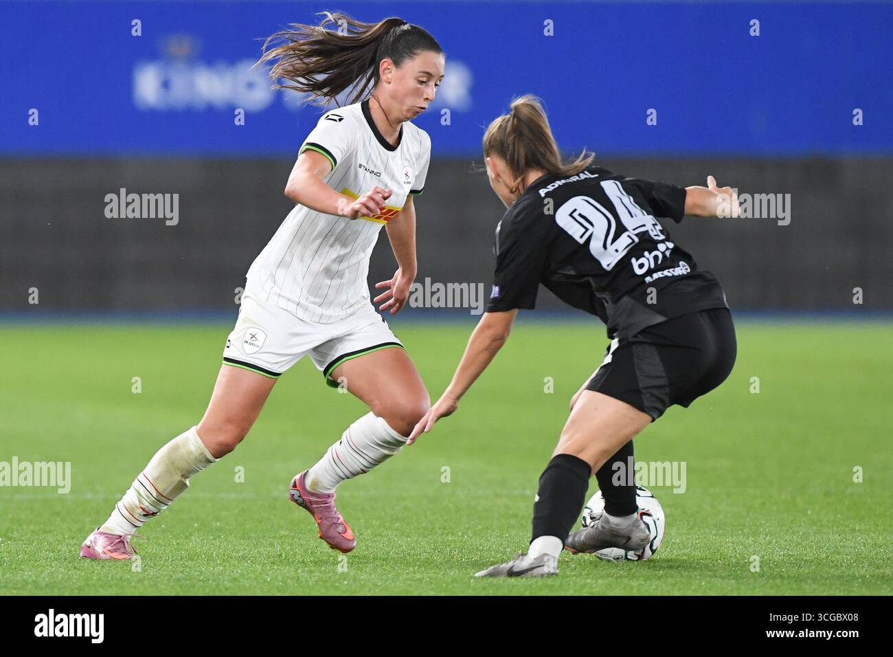 Leuven, Belgique. 27 août 2025. Andrea Gavric de la SFK et Aurelie Reynders de l'OHL en action lors d'un match de football entre Oud-Heverlee Louvain Women et le SFK 2000 Sarajevo de Bosnie-Herzégovine, mercredi 27 août 2025 à Louvain, le premier match du tournoi de qualification pour la compétition de l'UEFA Champions League. BELGA PHOTO JILL DELSAUX crédit : Belga News Agency/Alamy Live News Banque D'Images