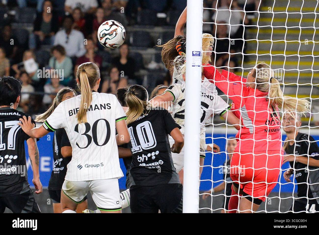 Leuven, Belgique. 27 août 2025. Linde Veefkind de l'OHL et le gardien de but de SFK Envera Hasanbegovic photographiés en action lors d'un match de football entre Oud-Heverlee Louvain Women et le SFK 2000 Sarajevo de Bosnie-Herzégovine, mercredi 27 août 2025 à Louvain, le premier match du tournoi de qualification pour l'UEFA Champions League. BELGA PHOTO JILL DELSAUX crédit : Belga News Agency/Alamy Live News Banque D'Images