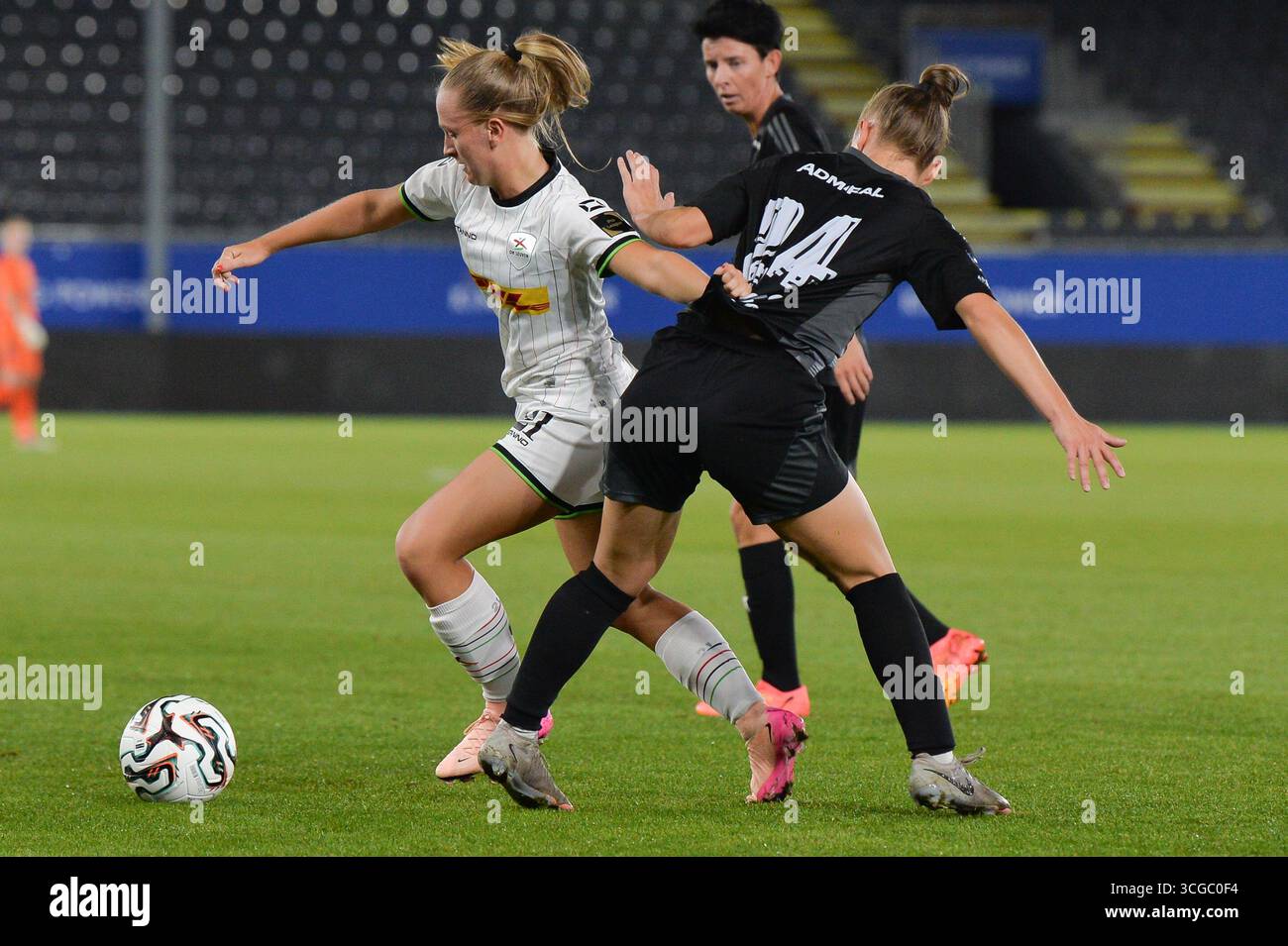 Leuven, Belgique. 27 août 2025. Flo Hermans et Andrea Gavric de SFK, femmes de l'OHL, photographiées en action lors d'un match de football entre Oud-Heverlee Louvain Women et le SFK 2000 Sarajevo de Bosnie-Herzégovine, mercredi 27 août 2025 à Louvain, le premier match du tournoi de qualification pour la compétition de l'UEFA Champions League. BELGA PHOTO JILL DELSAUX crédit : Belga News Agency/Alamy Live News Banque D'Images