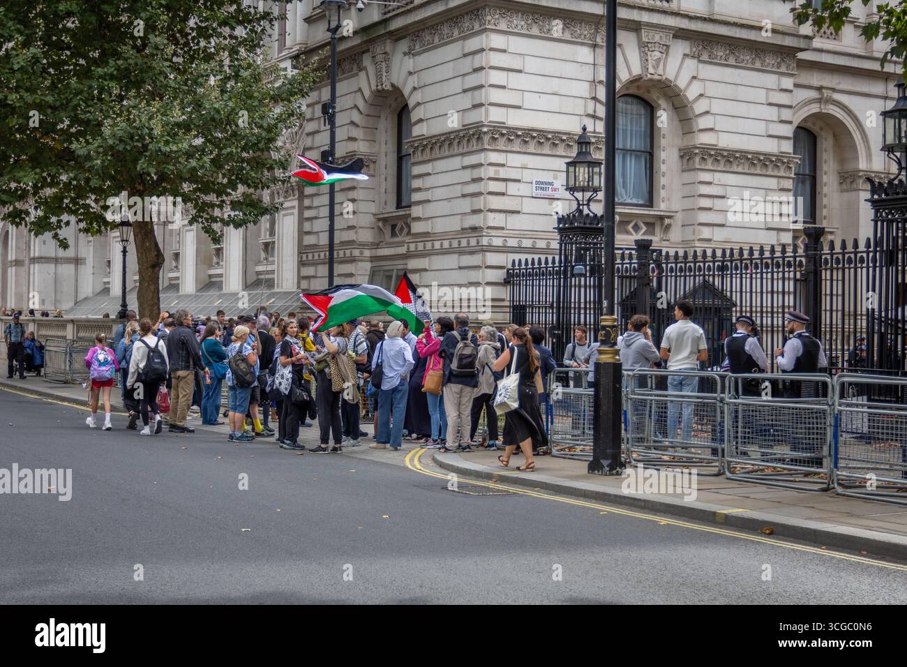 Le Syndicat national des journalistes (NUJ) a organisé une manifestation devant le 10 Downing Street à Londres, condamnant le meurtre de journalistes à Gaza. La manifestation a mis en lumière l’attaque récente d’Israël contre un hôpital dans le sud de Gaza, où plusieurs journalistes figuraient parmi les victimes. Les journalistes et les partisans ont appelé le gouvernement britannique à agir et à protéger la liberté de la presse. Banque D'Images