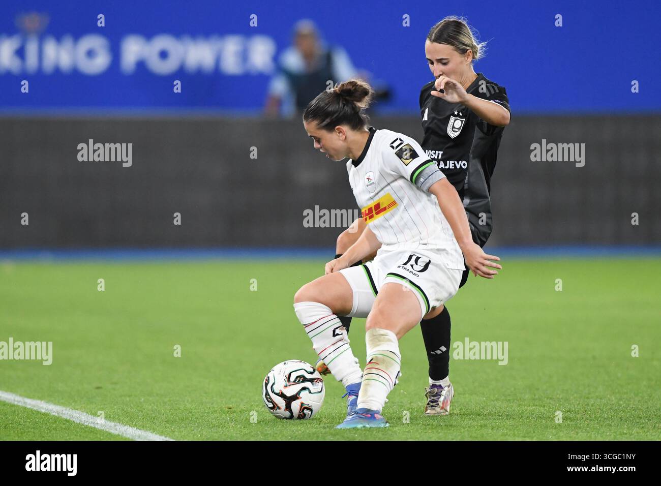 Leuven, Belgique. 27 août 2025. Jeslynn Kuijpers de l'OHL et Ajla Zukic de la SFK photographiées en action lors d'un match de football entre Oud-Heverlee Louvain Women et le SFK 2000 Sarajevo de Bosnie-Herzégovine, mercredi 27 août 2025 à Louvain, le premier match du tournoi de qualification pour la compétition de l'UEFA Champions League. BELGA PHOTO JILL DELSAUX crédit : Belga News Agency/Alamy Live News Banque D'Images