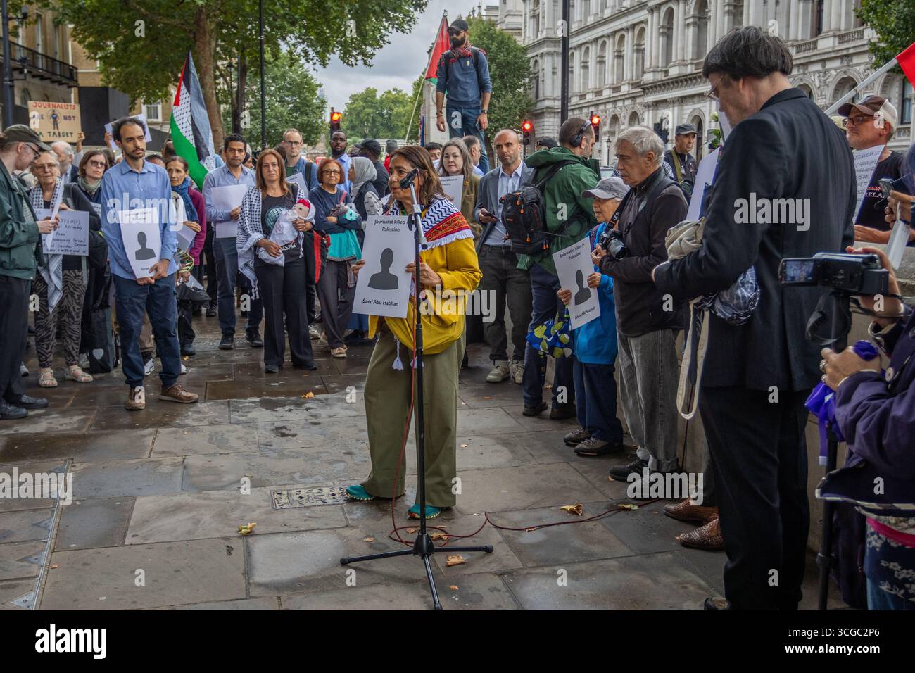 Le Syndicat national des journalistes (NUJ) a organisé une manifestation devant le 10 Downing Street à Londres, condamnant le meurtre de journalistes à Gaza. La manifestation a mis en lumière l’attaque récente d’Israël contre un hôpital dans le sud de Gaza, où plusieurs journalistes figuraient parmi les victimes. Les journalistes et les partisans ont appelé le gouvernement britannique à agir et à protéger la liberté de la presse. Banque D'Images