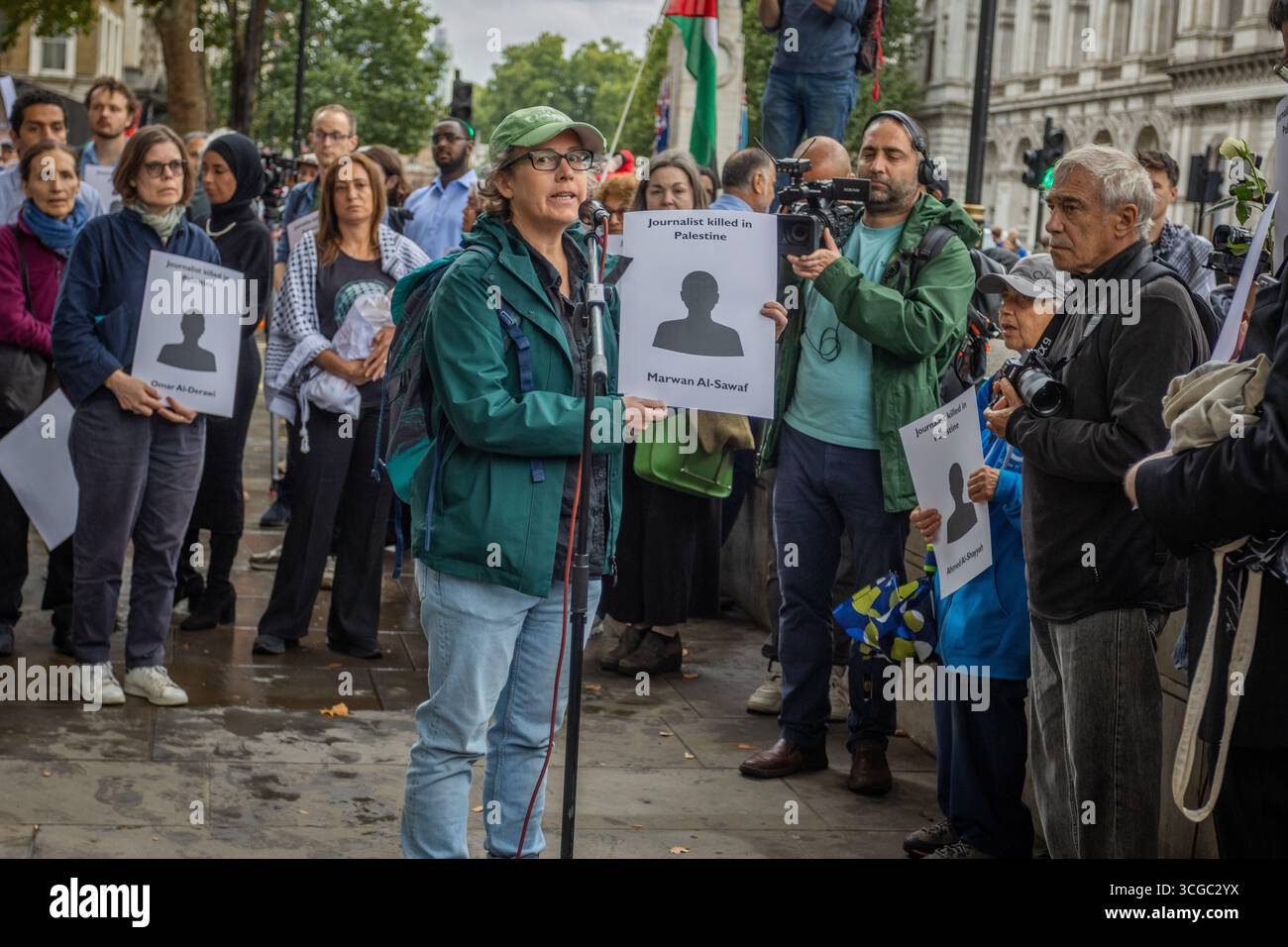 Le Syndicat national des journalistes (NUJ) a organisé une manifestation devant le 10 Downing Street à Londres, condamnant le meurtre de journalistes à Gaza. La manifestation a mis en lumière l’attaque récente d’Israël contre un hôpital dans le sud de Gaza, où plusieurs journalistes figuraient parmi les victimes. Les journalistes et les partisans ont appelé le gouvernement britannique à agir et à protéger la liberté de la presse. Banque D'Images