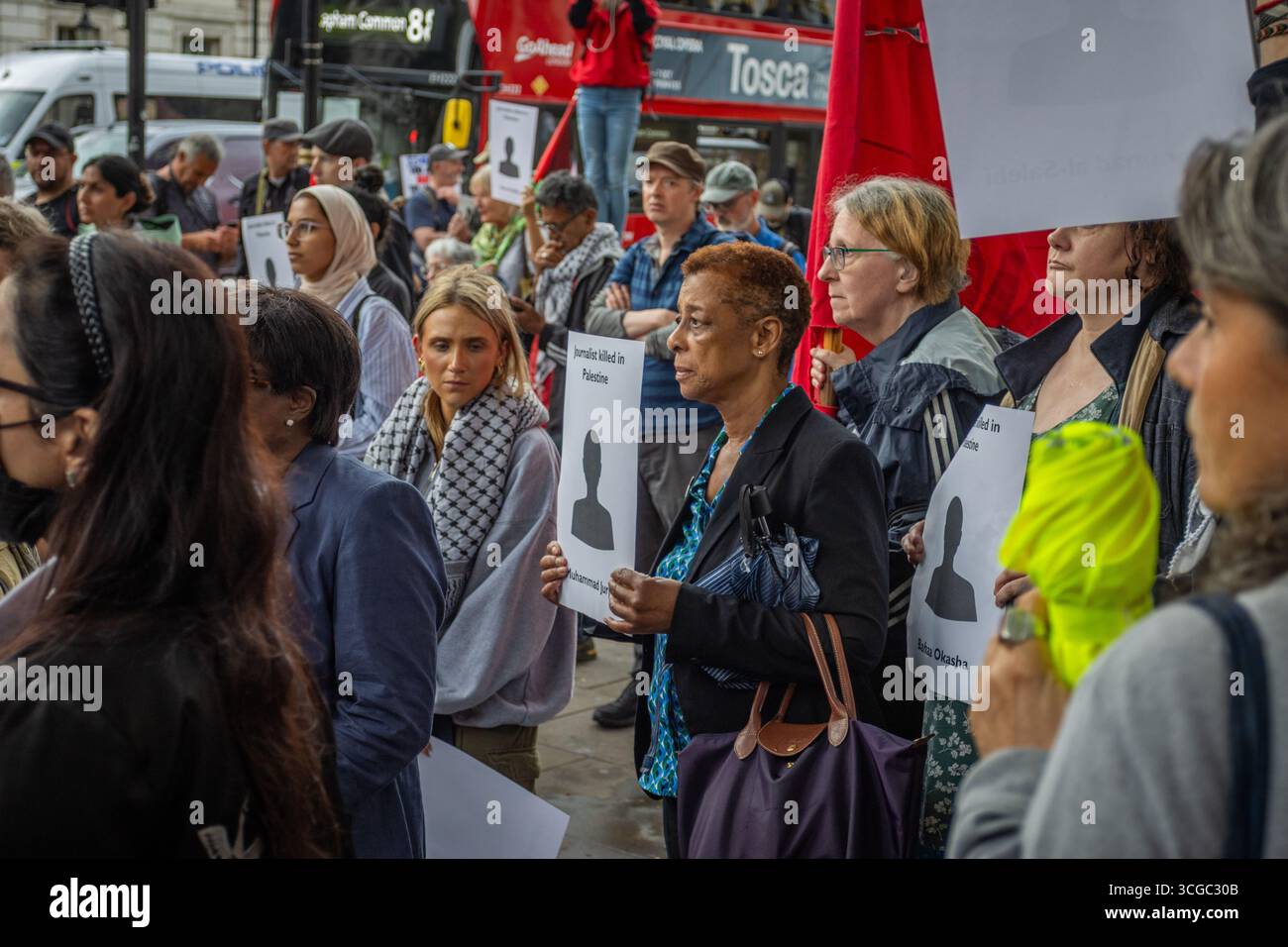 Le Syndicat national des journalistes (NUJ) a organisé une manifestation devant le 10 Downing Street à Londres, condamnant le meurtre de journalistes à Gaza. La manifestation a mis en lumière l’attaque récente d’Israël contre un hôpital dans le sud de Gaza, où plusieurs journalistes figuraient parmi les victimes. Les journalistes et les partisans ont appelé le gouvernement britannique à agir et à protéger la liberté de la presse. Banque D'Images