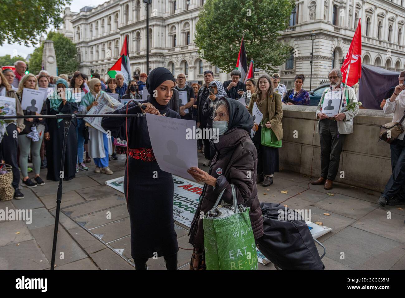 Le Syndicat national des journalistes (NUJ) a organisé une manifestation devant le 10 Downing Street à Londres, condamnant le meurtre de journalistes à Gaza. La manifestation a mis en lumière l’attaque récente d’Israël contre un hôpital dans le sud de Gaza, où plusieurs journalistes figuraient parmi les victimes. Les journalistes et les partisans ont appelé le gouvernement britannique à agir et à protéger la liberté de la presse. Banque D'Images