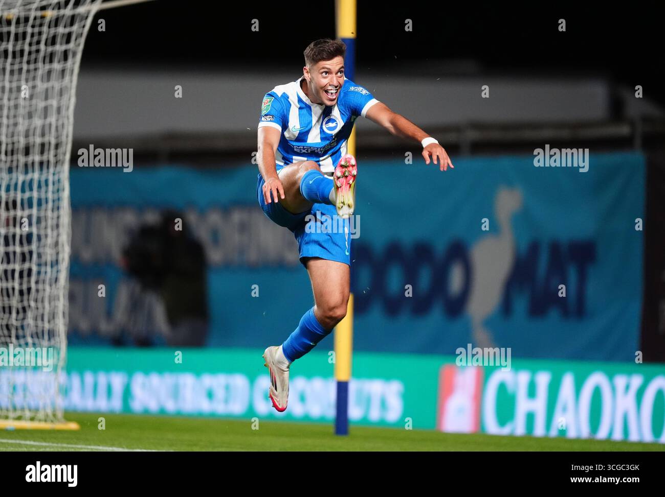 Stefanos TZIMAS de Brighton et Hove Albion célèbre après avoir marqué son quatrième but lors du match de deuxième tour de la Carabao Cup au Hill Kassam Stadium, Oxford. Date de la photo : mercredi 27 août 2025. Banque D'Images