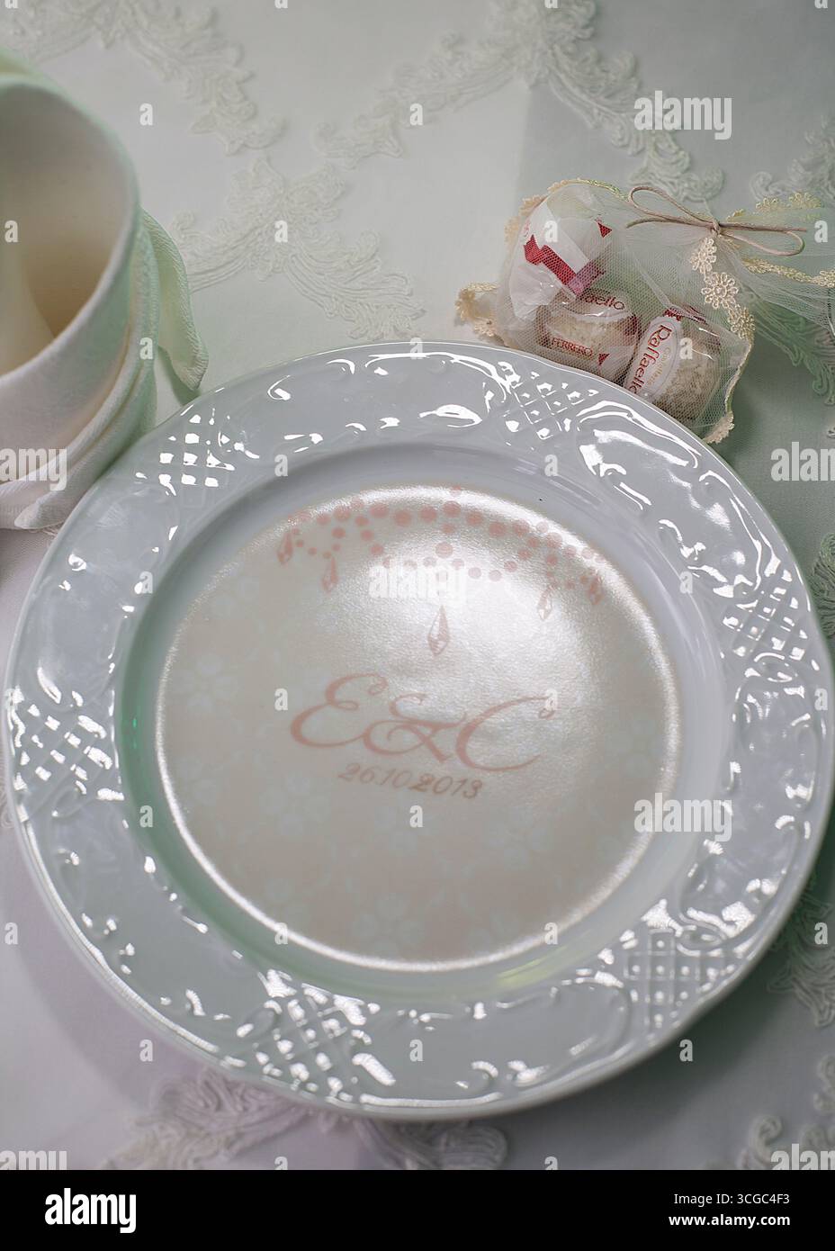 khabarovsk, russie, 26.10.2013 assiette blanche élégante avec initiales E & C personnalisées et date sur une table. Dîner pour événements spéciaux pour la célébration. Banque D'Images