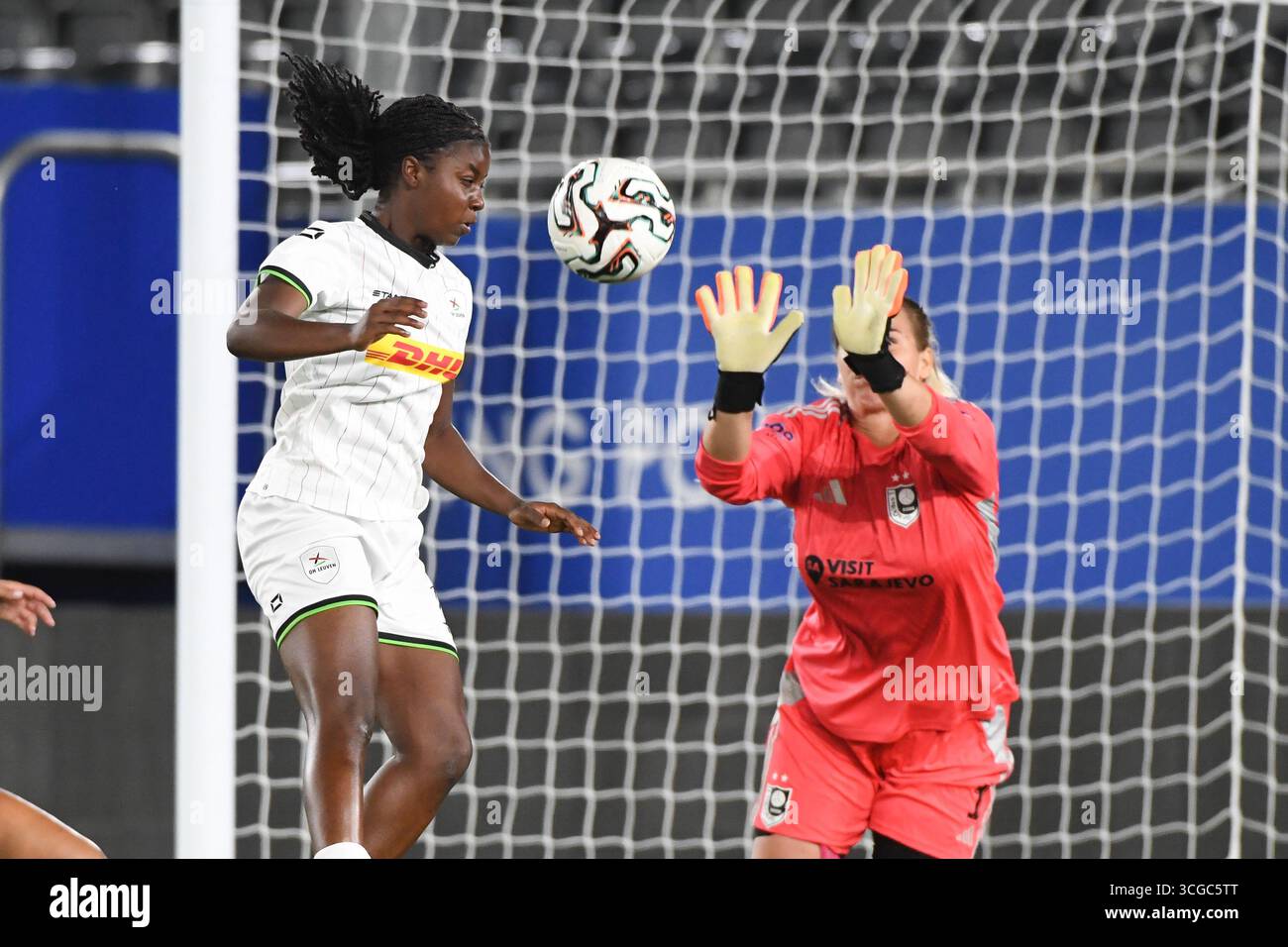 Leuven, Belgique. 27 août 2025. Kadhiya de Ceuster, la gardienne féminine de l'OHL, et Envera Hasanbegovic, gardienne de la SFK, photographiée en action lors d'un match de football entre Oud-Heverlee Leuven Women et le SFK 2000 Sarajevo de Bosnie-Herzégovine, mercredi 27 août 2025 à Louvain, le premier match du tournoi de qualification pour la Ligue des champions de l'UEFA. BELGA PHOTO JILL DELSAUX crédit : Belga News Agency/Alamy Live News Banque D'Images