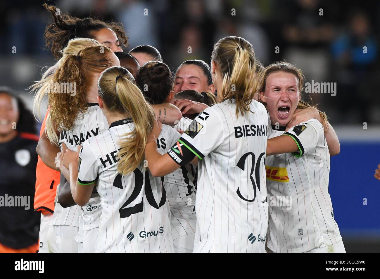 Leuven, Belgique. 27 août 2025. Les joueuses féminines de l’OHL célèbrent après avoir marqué lors d’un match de football entre Oud-Heverlee Louvain Women et le BosnieHerzégovine SFK 2000 Sarajevo, mercredi 27 août 2025 à Louvain, le premier match du tournoi de qualification pour la compétition de l’UEFA Champions League. BELGA PHOTO JILL DELSAUX crédit : Belga News Agency/Alamy Live News Banque D'Images