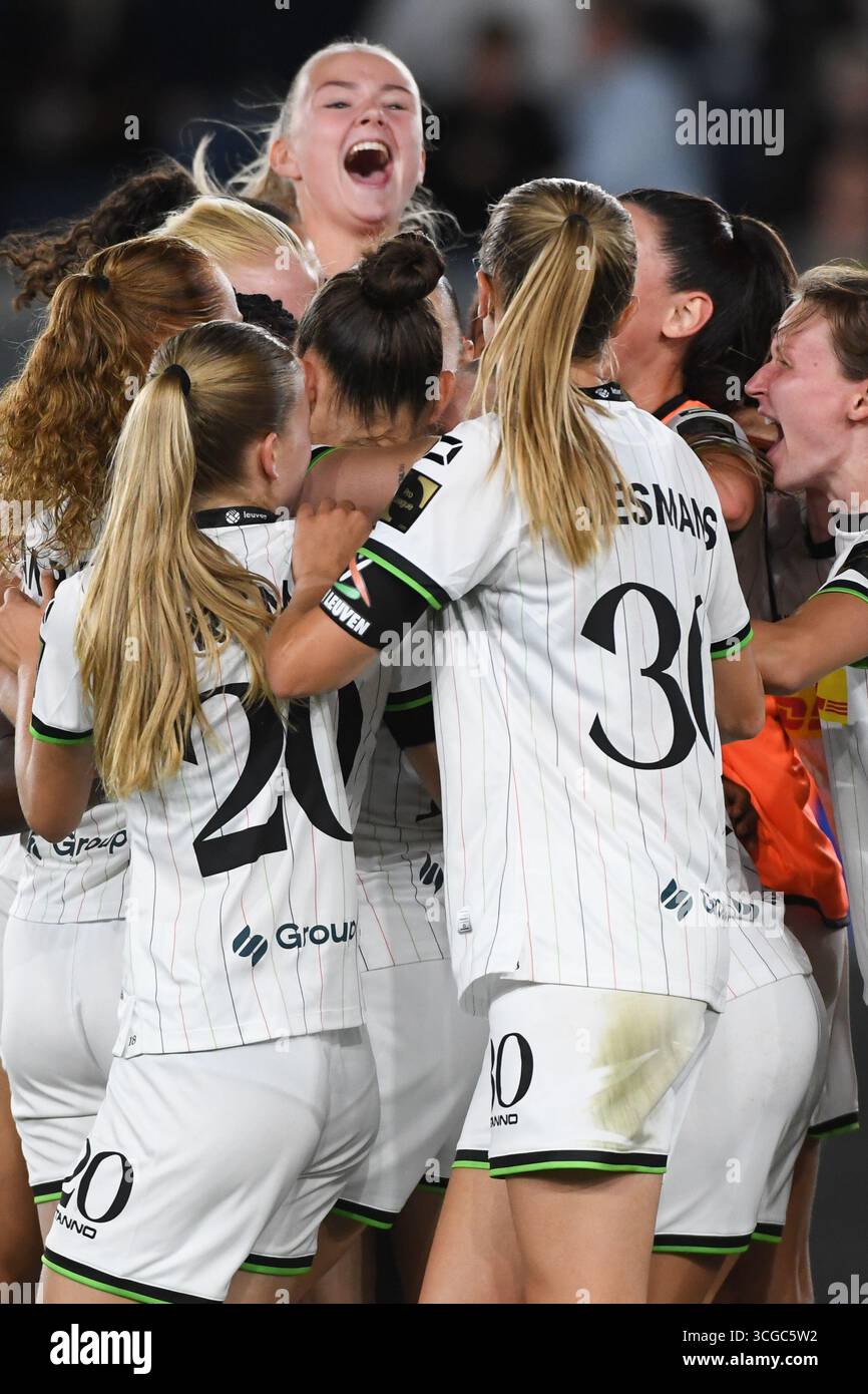 Leuven, Belgique. 27 août 2025. Les joueuses féminines de l’OHL célèbrent après avoir marqué lors d’un match de football entre Oud-Heverlee Louvain Women et le BosnieHerzégovine SFK 2000 Sarajevo, mercredi 27 août 2025 à Louvain, le premier match du tournoi de qualification pour la compétition de l’UEFA Champions League. BELGA PHOTO JILL DELSAUX crédit : Belga News Agency/Alamy Live News Banque D'Images