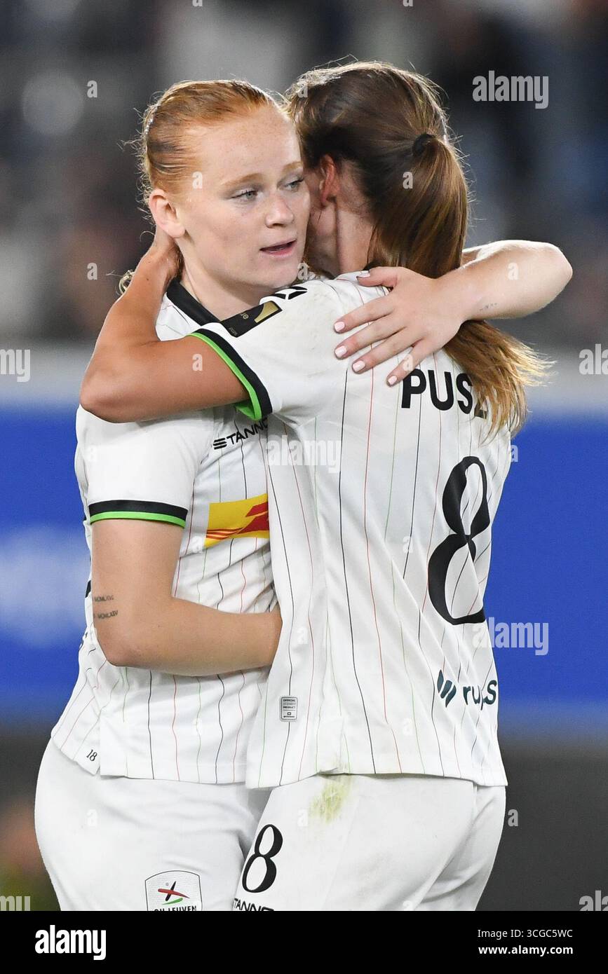 Leuven, Belgique. 27 août 2025. Manon Van Raay, femme de l'OHL, et Sara Pusztai, femme de l'OHL, célèbrent lors d'un match de soccer entre Oud-Heverlee Leuven Women et le SFK 2000 Sarajevo de Bosnie-Herzégovine, mercredi 27 août 2025 à Louvain, le premier match du tournoi de qualification pour la compétition de la Ligue des champions de l'UEFA. BELGA PHOTO JILL DELSAUX crédit : Belga News Agency/Alamy Live News Banque D'Images