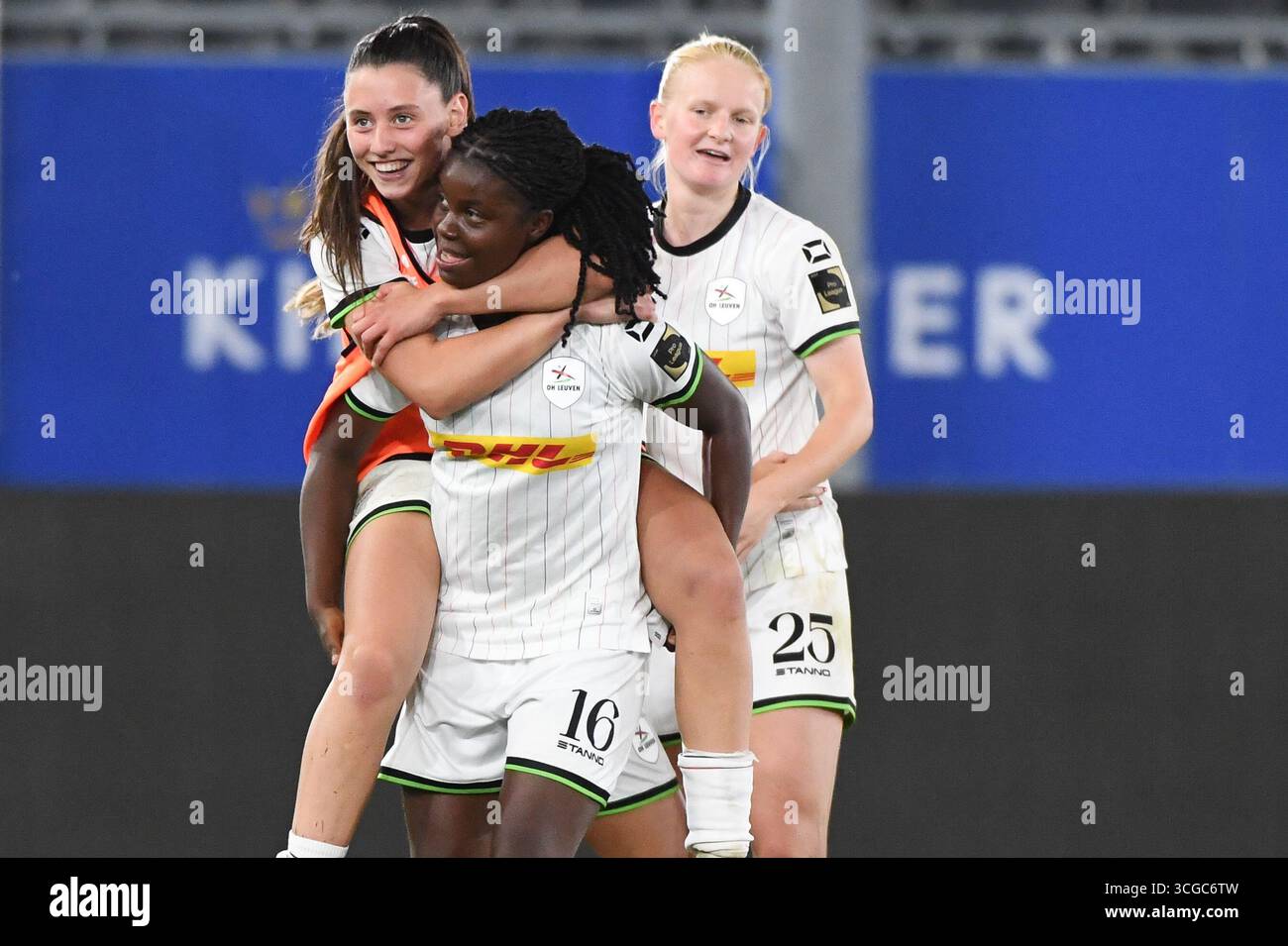 Leuven, Belgique. 27 août 2025. Aurelie Reynders et Kadhiya de Ceuster, femmes de l'OHL, célèbrent après avoir remporté un match de soccer entre Oud-Heverlee Leuven Women et le SFK 2000 Sarajevo de Bosnie-Herzégovine, mercredi 27 août 2025 à Louvain, le premier match du tournoi de qualification pour la compétition de la Ligue des champions de l'UEFA. BELGA PHOTO JILL DELSAUX crédit : Belga News Agency/Alamy Live News Banque D'Images