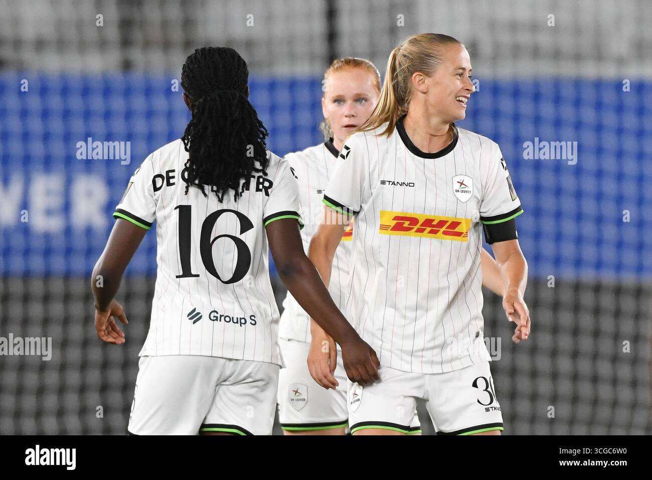 Leuven, Belgique. 27 août 2025. Kadhiya de Ceuster et Julie Biesmans, femmes de l'OHL, célèbrent après avoir remporté un match de soccer entre Oud-Heverlee Leuven Women et le SFK 2000 Sarajevo de Bosnie-Herzégovine, mercredi 27 août 2025 à Louvain, le premier match du tournoi de qualification pour la compétition de la Ligue des champions de l'UEFA. BELGA PHOTO JILL DELSAUX crédit : Belga News Agency/Alamy Live News Banque D'Images