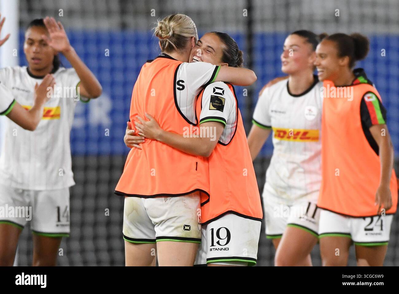 Leuven, Belgique. 27 août 2025. Jeslynn Kuijpers, femme de l'OHL, célèbre après avoir remporté un match de football entre Oud-Heverlee Louvain Women et le SFK 2000 Sarajevo de Bosnie-Herzégovine, mercredi 27 août 2025 à Louvain, le premier match du tournoi de qualification pour la compétition de l'UEFA Champions League. BELGA PHOTO JILL DELSAUX crédit : Belga News Agency/Alamy Live News Banque D'Images