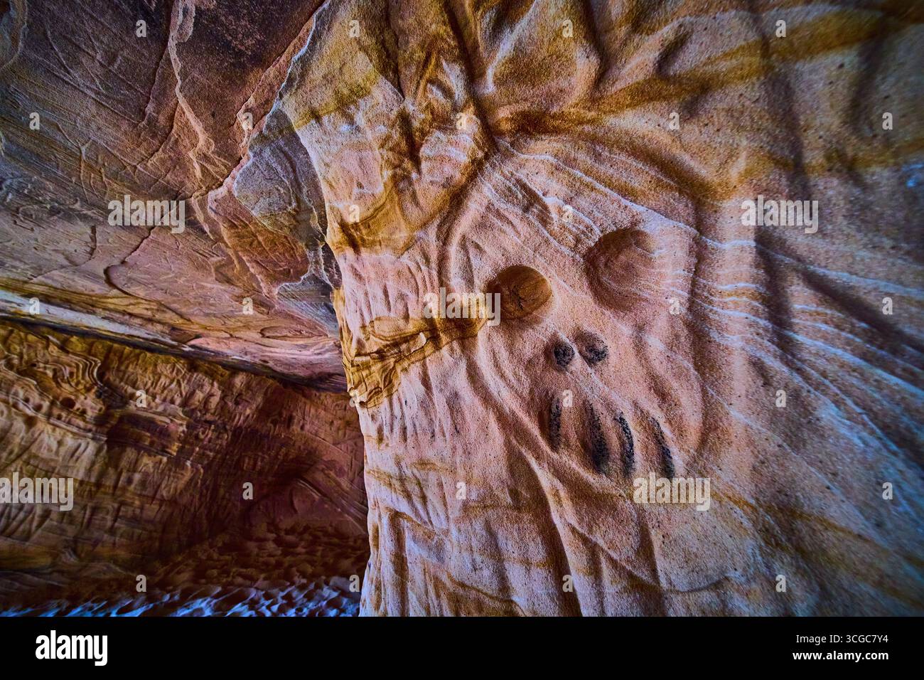 Formation de face de crâne de grès dans Desert Cave avec lumière chaude Banque D'Images