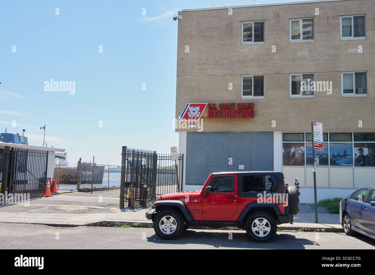 Centre de recrutement de la Garde côtière américaine à Lower Manhattan, New York, avec vue sur le port de New York, avec logo de la Garde côtière américaine, espace copie Banque D'Images