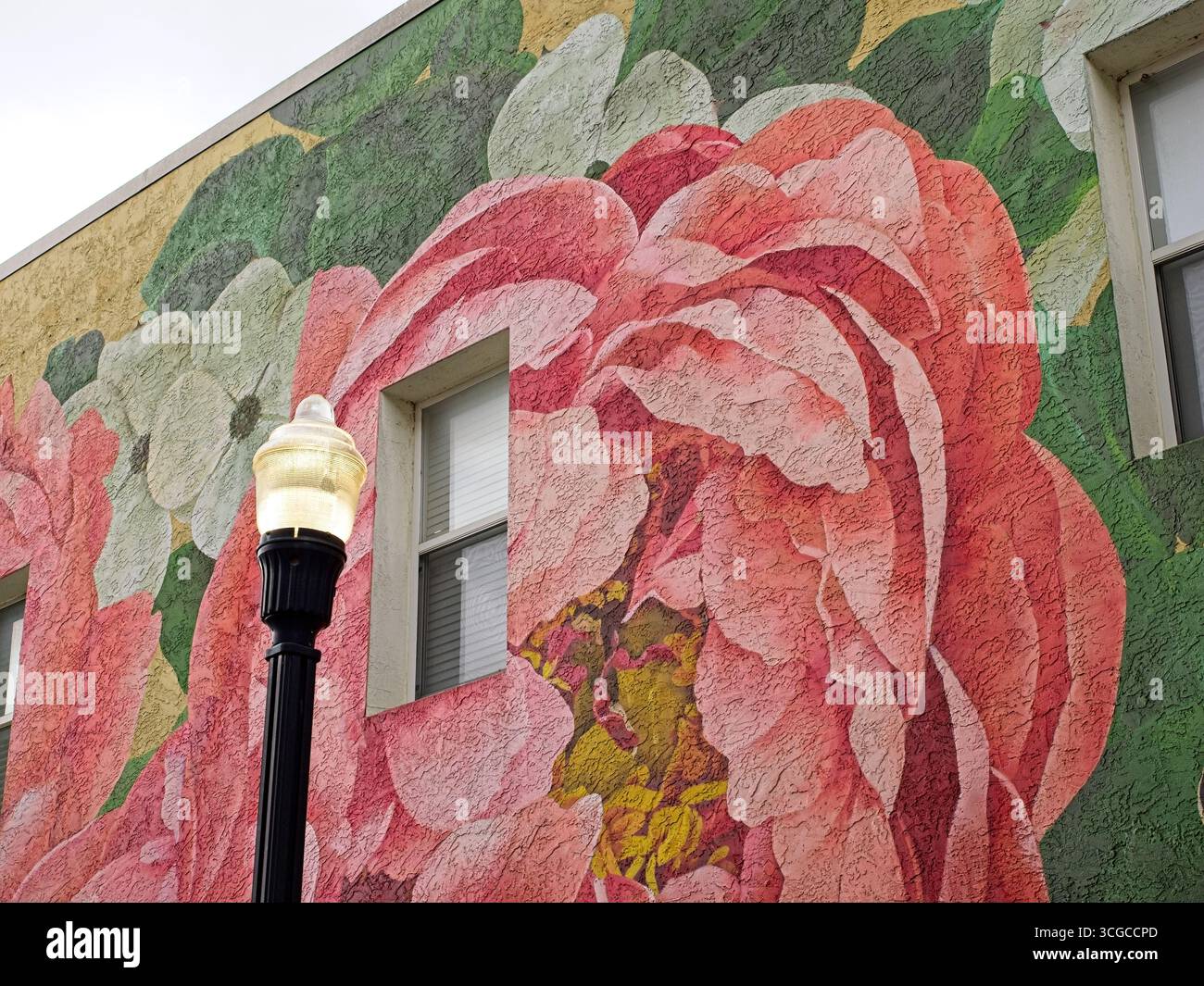 Lampadaire devant la murale avec fenêtre — Bentonville Arkansas, mai 2025 Banque D'Images