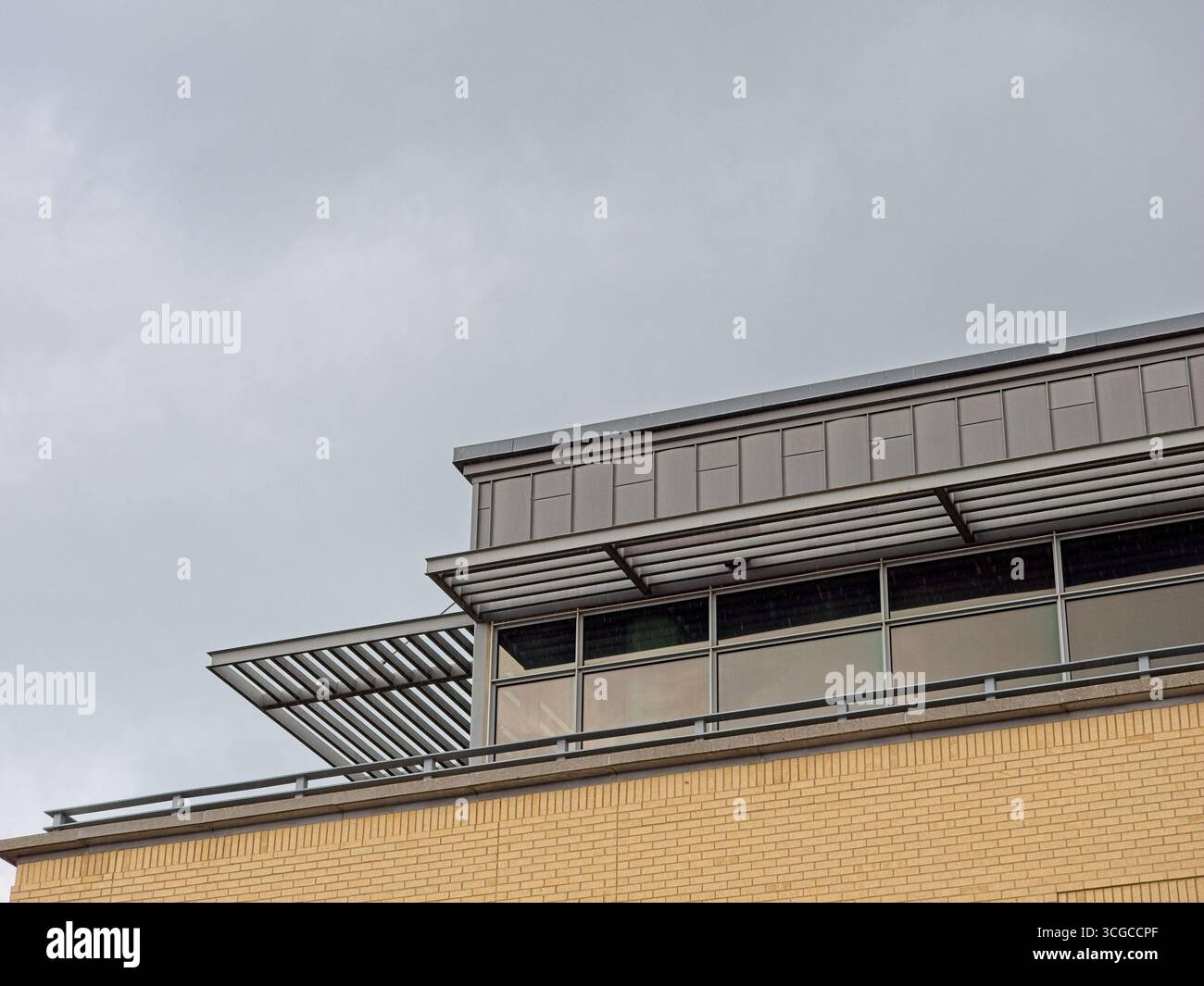 éléments d'ombrage horizontaux en aluminium sur le niveau supérieur du bâtiment contemporain Banque D'Images