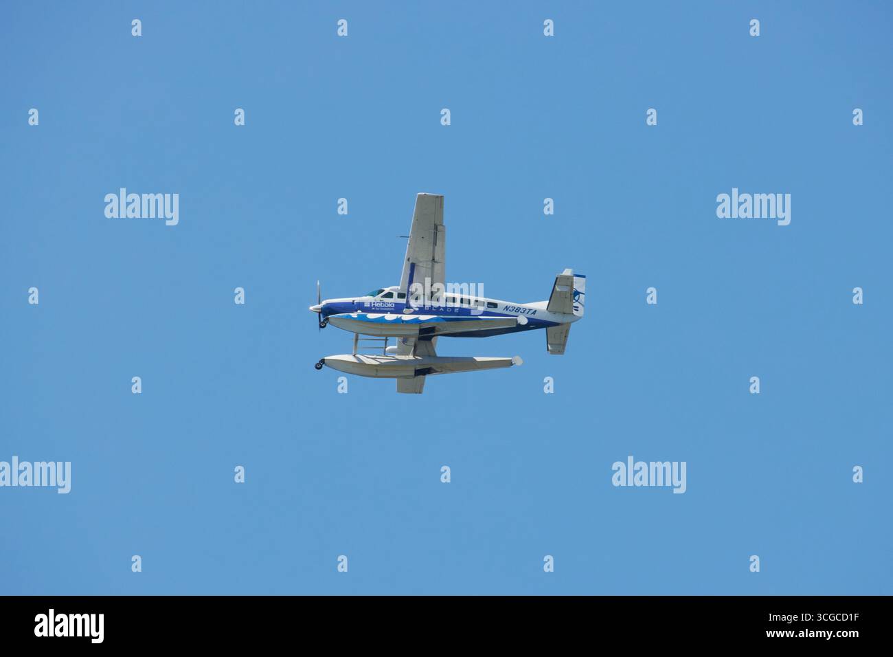 Un hydravion dans les airs contre un ciel bleu clair par la société Blade, une compagnie de banlieue New-yorkaise et de voyage aérien touristique, espace copie Banque D'Images