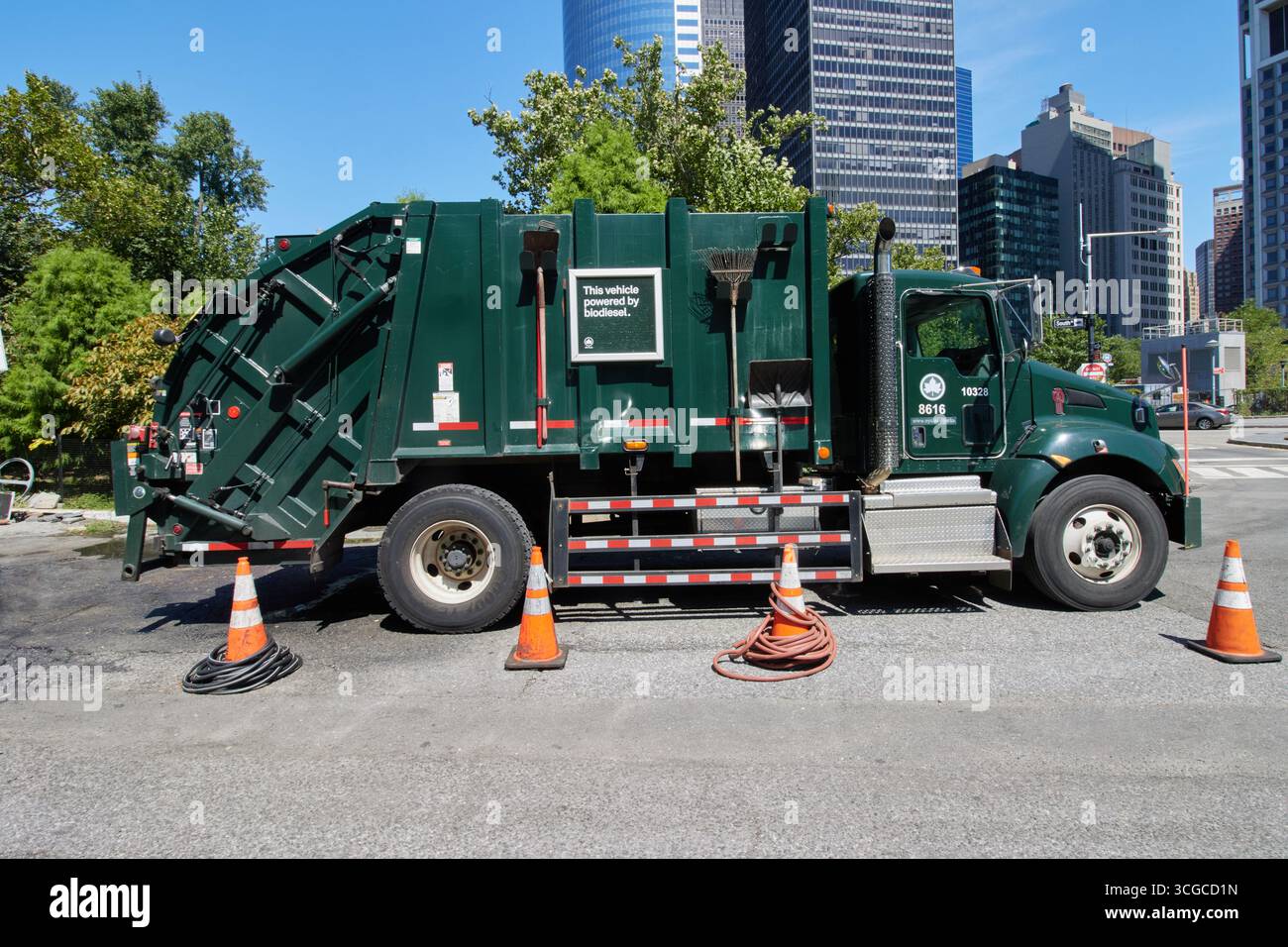 un camion à ordures appartenant à la municipalité de new york avec un panneau sur le côté indiquant ce véhicule alimenté au biodiesel Banque D'Images