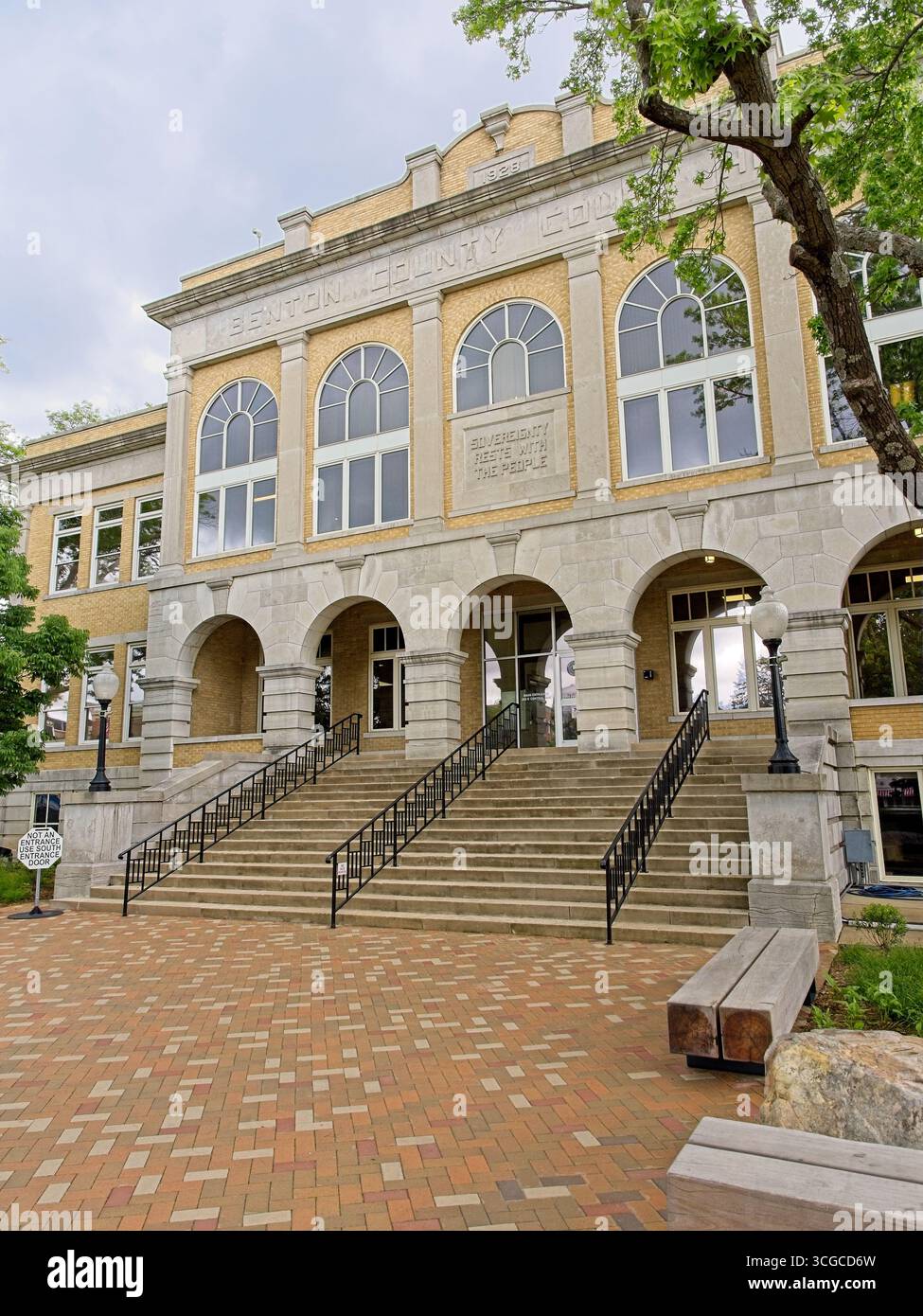 Il est au palais de justice du comté de Benton à Bentonville Square, au centre-ville - Bentonville Arkansas, en mai 2025 Banque D'Images