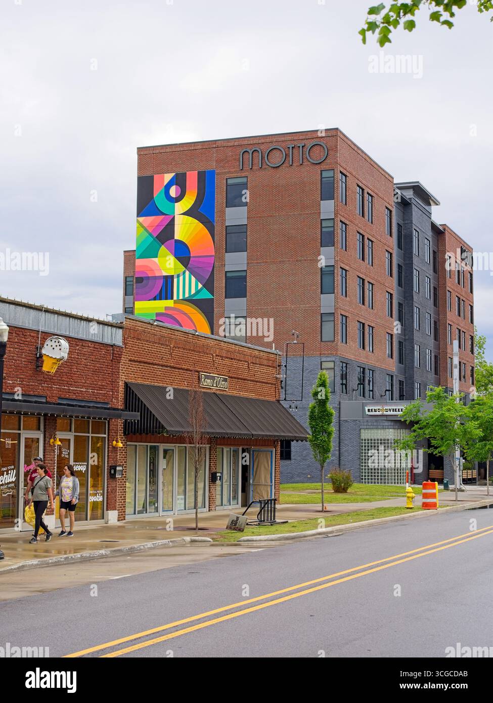 Scène de rue avec murale colorée dans le quartier du centre-ville - Bentonville Arkansas, mai 2025 Banque D'Images