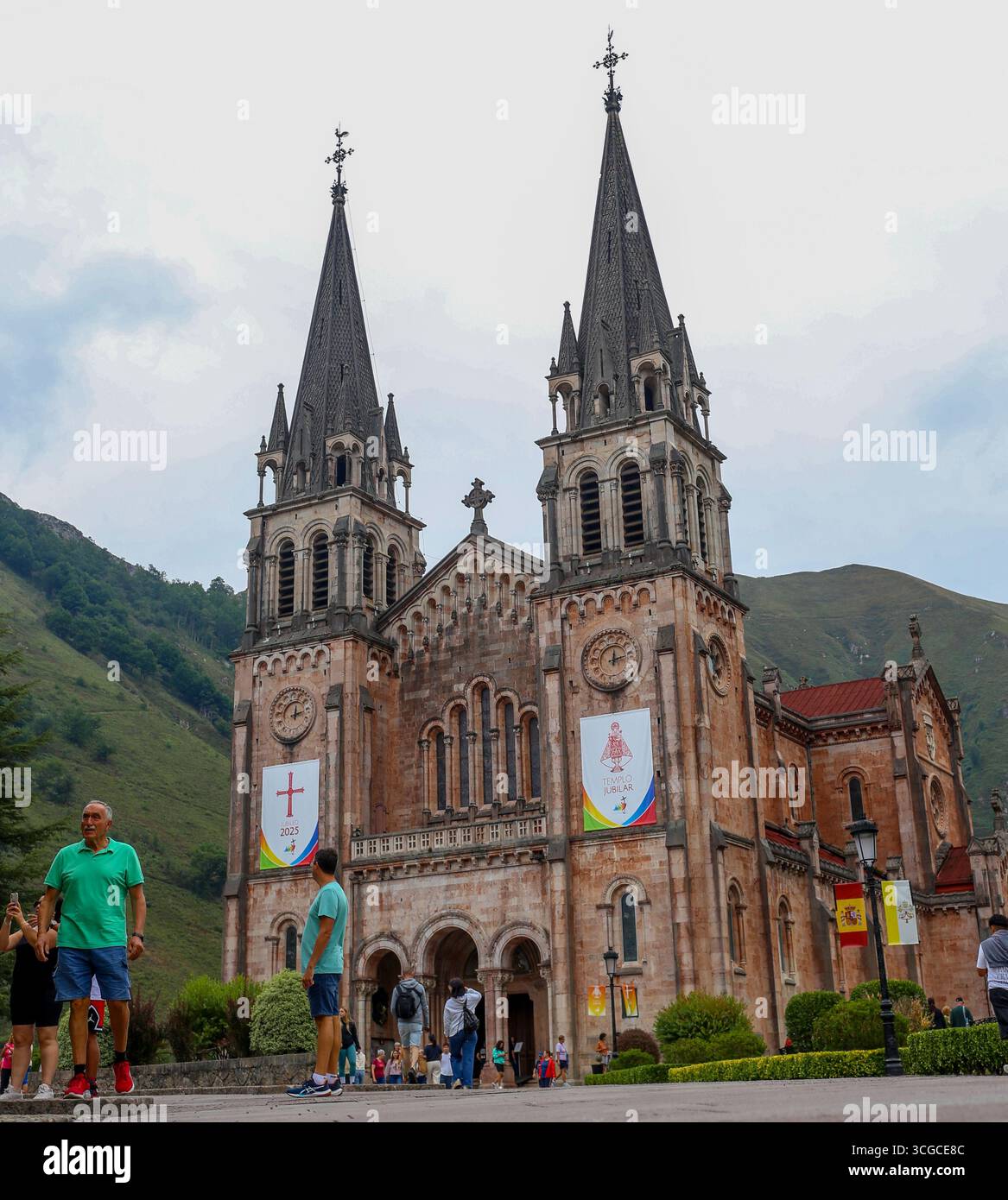 Covadonga, Espagne, 27 août 2025 : vue de la façade de la basilique Santa María la Real de Covadonga pendant le tourisme à Covadonga et Cangas de Onís, le 27 août 2025, à Covadonga, Espagne. Crédit : Alberto Brevers / Alamy Live News. Banque D'Images