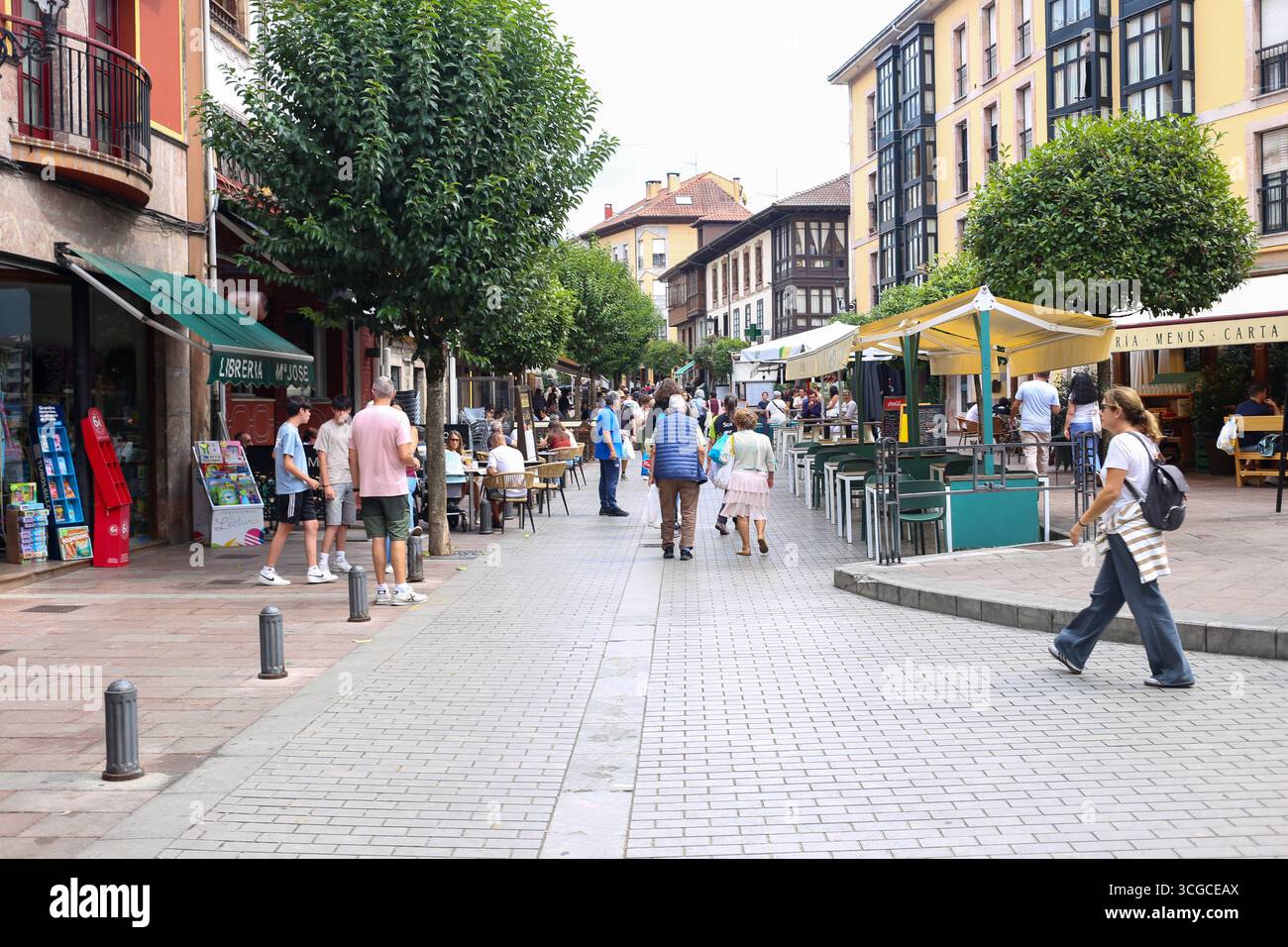 Cangas de Onís, Espagne, 27 août 2025 : les touristes se promènent dans les rues de Cangas de Onís pendant le tourisme à Covadonga et Cangas de Onís, le 27 août 2025, à Cangas de Onís, Espagne. Crédit : Alberto Brevers / Alamy Live News. Banque D'Images