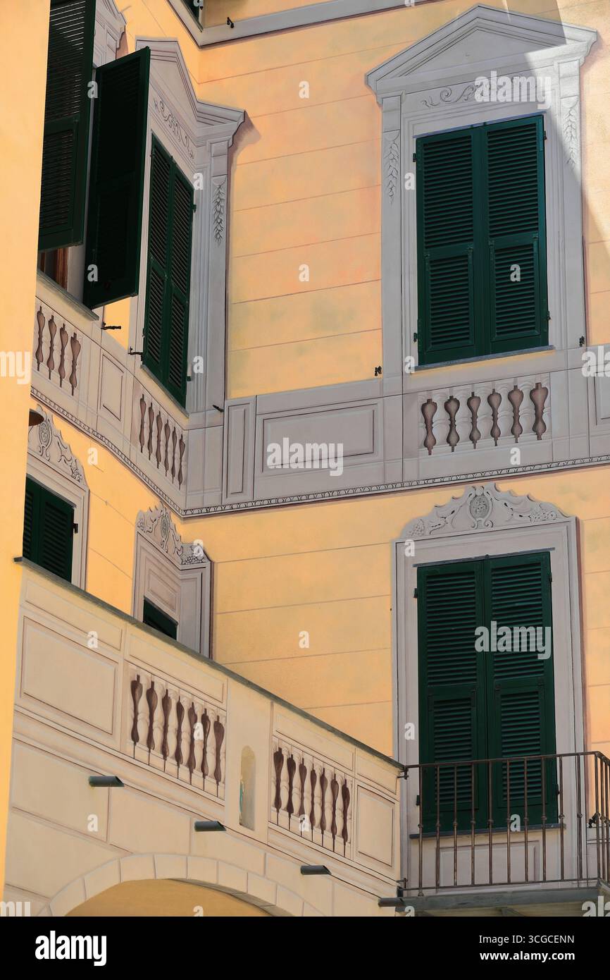 253 fausse frise, balcon et cadres de fenêtres sculptés, trompe-l'oeil sur la façade d'une maison de la rue via Vittorio Emanuele. Monterosso al Mare-Ligurie. Banque D'Images