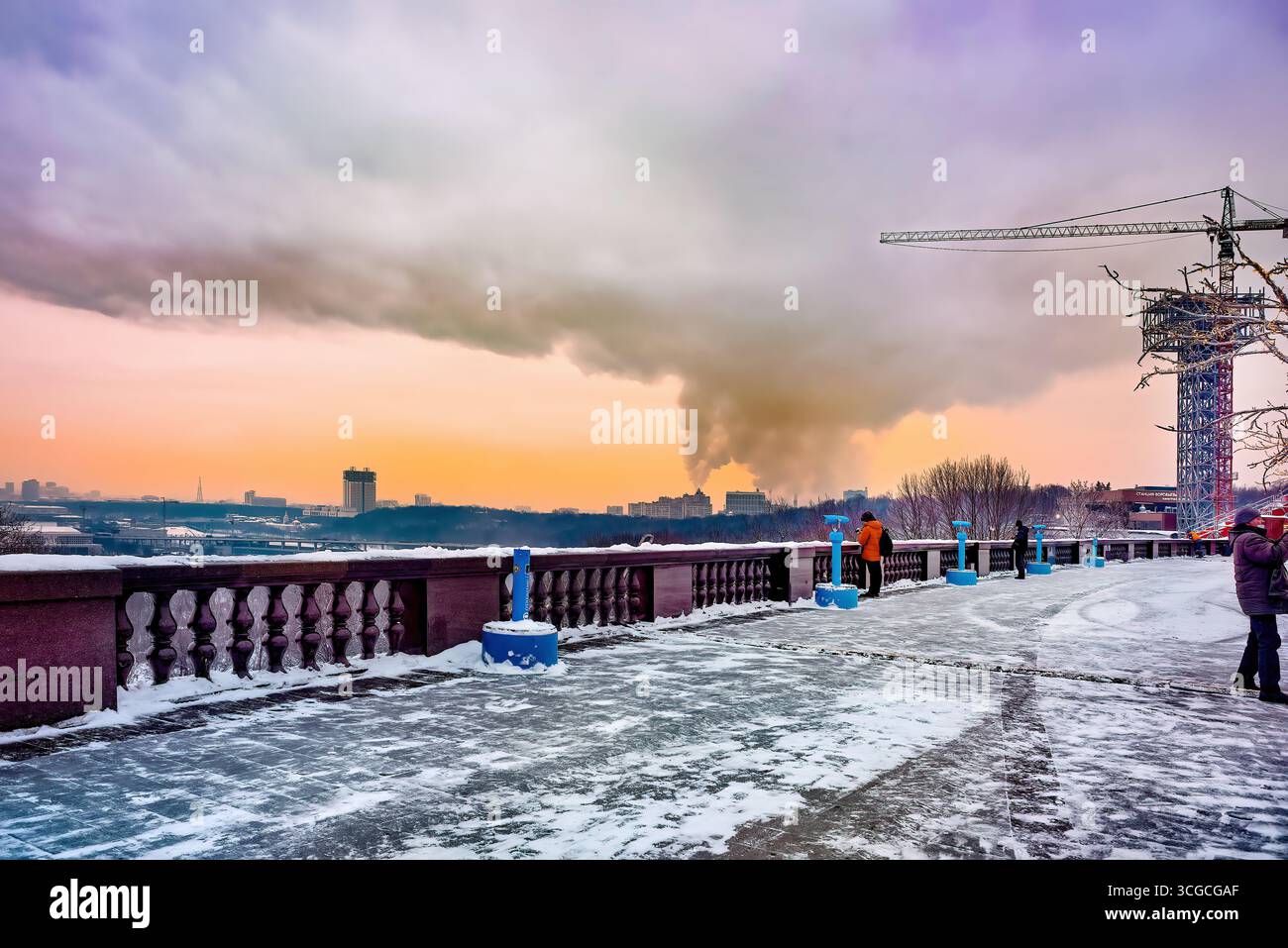 Beaucoup de fumée provenant des tuyaux des centrales thermiques et énergétiques au cours de l'hiver Moscou. Pollution atmosphérique : Moscou, Russie - 15 décembre 2022 Banque D'Images