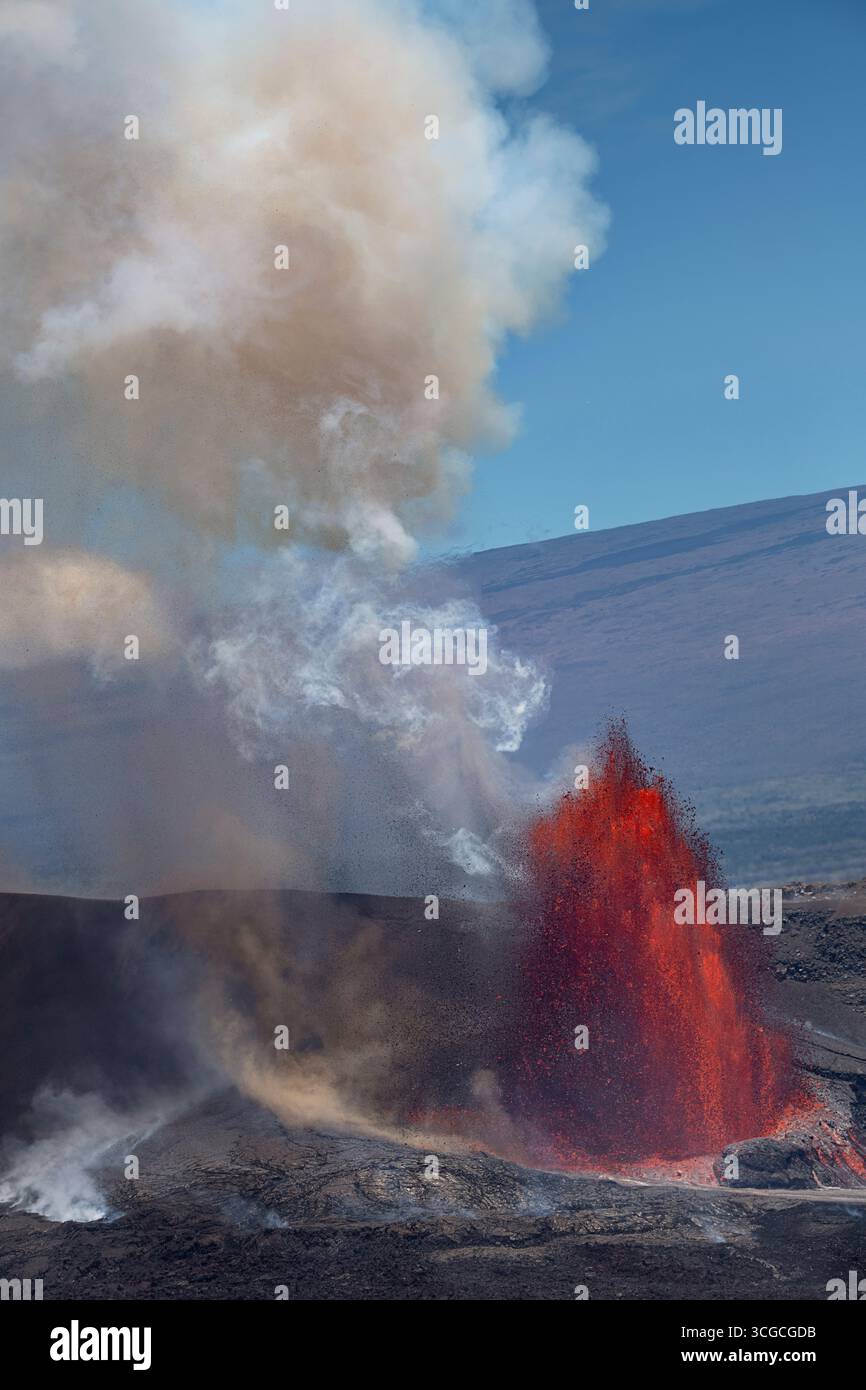 Une fontaine de lave chaude jaillit du cratère Halemaumau, projetant des cendres, de la vapeur et des gaz volcaniques dans le ciel, volcan Kilauea, île d'Hawaï, États-Unis Banque D'Images