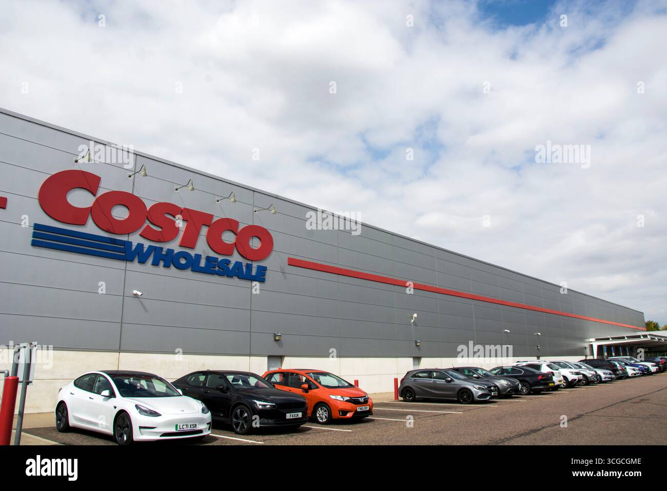Une seule adhésion à de grands magasins de détail de club d'entrepôt de boîte, magasin de gros Costco dans la vue entière et ciel nuageux bleu Banque D'Images
