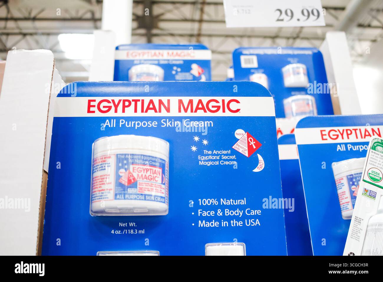 Los Angeles, Californie, États-Unis - 2020 : une vue de plusieurs paquets de crème pour la peau Egyptian Magic All Purpose, au magasin. Banque D'Images